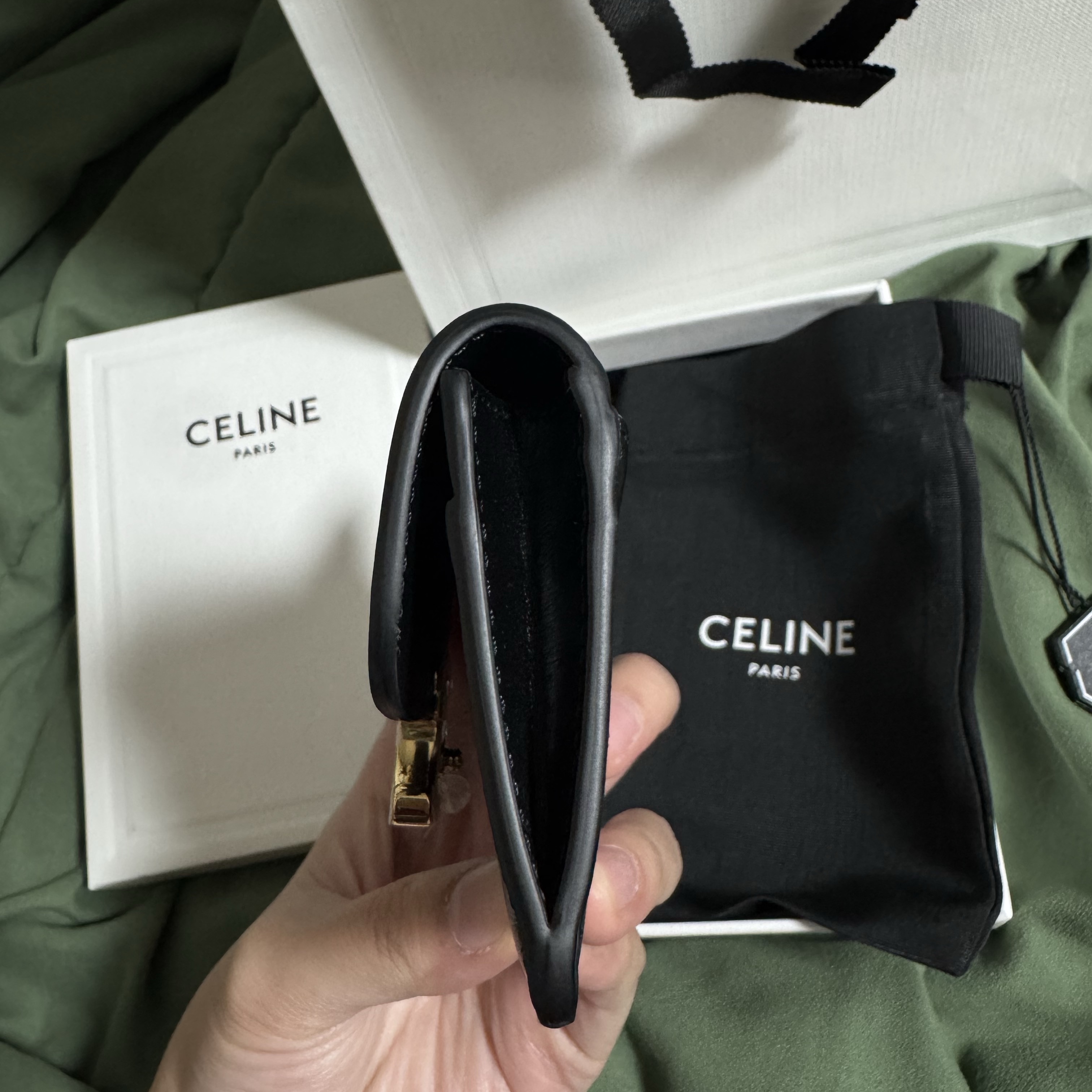 Celine Card Holder with Flap in Shiny Calfskin Black 착용 스타일 - 5
