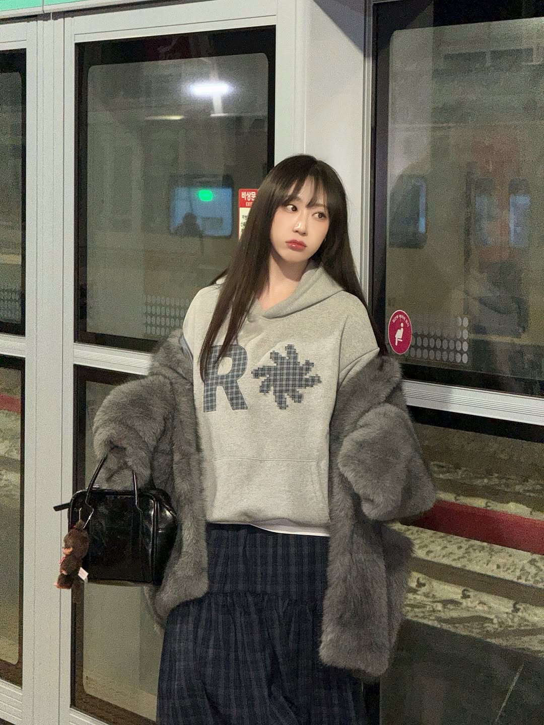 SLOW RECORD HOUSE Check Patch Hoodie Grey 착용 스타일 - 3