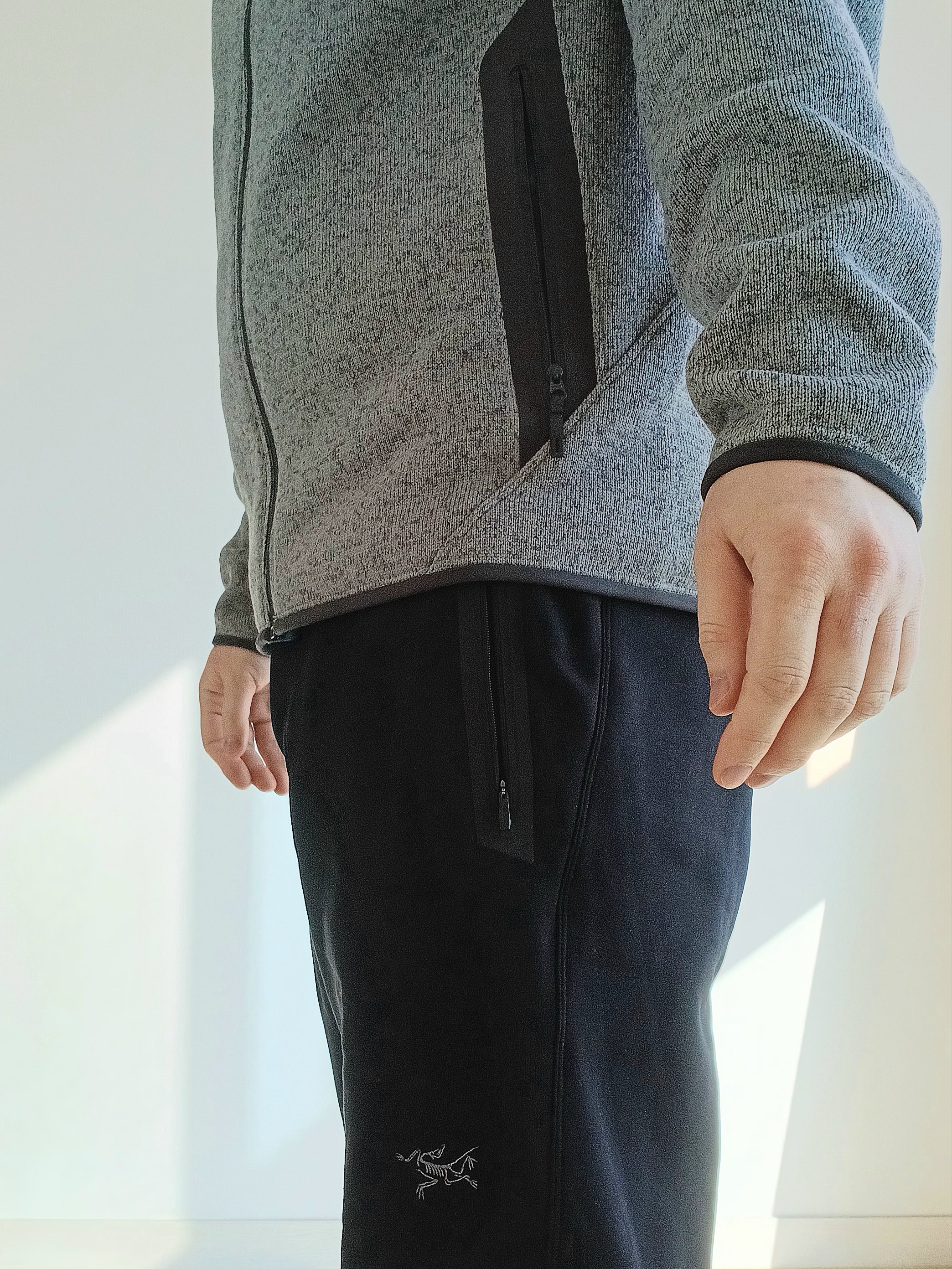 Arc'teryx Kyanite Pants Black, Arc'teryx Covert Cardigan Void Heather Graphite 착용 스타일 - 3