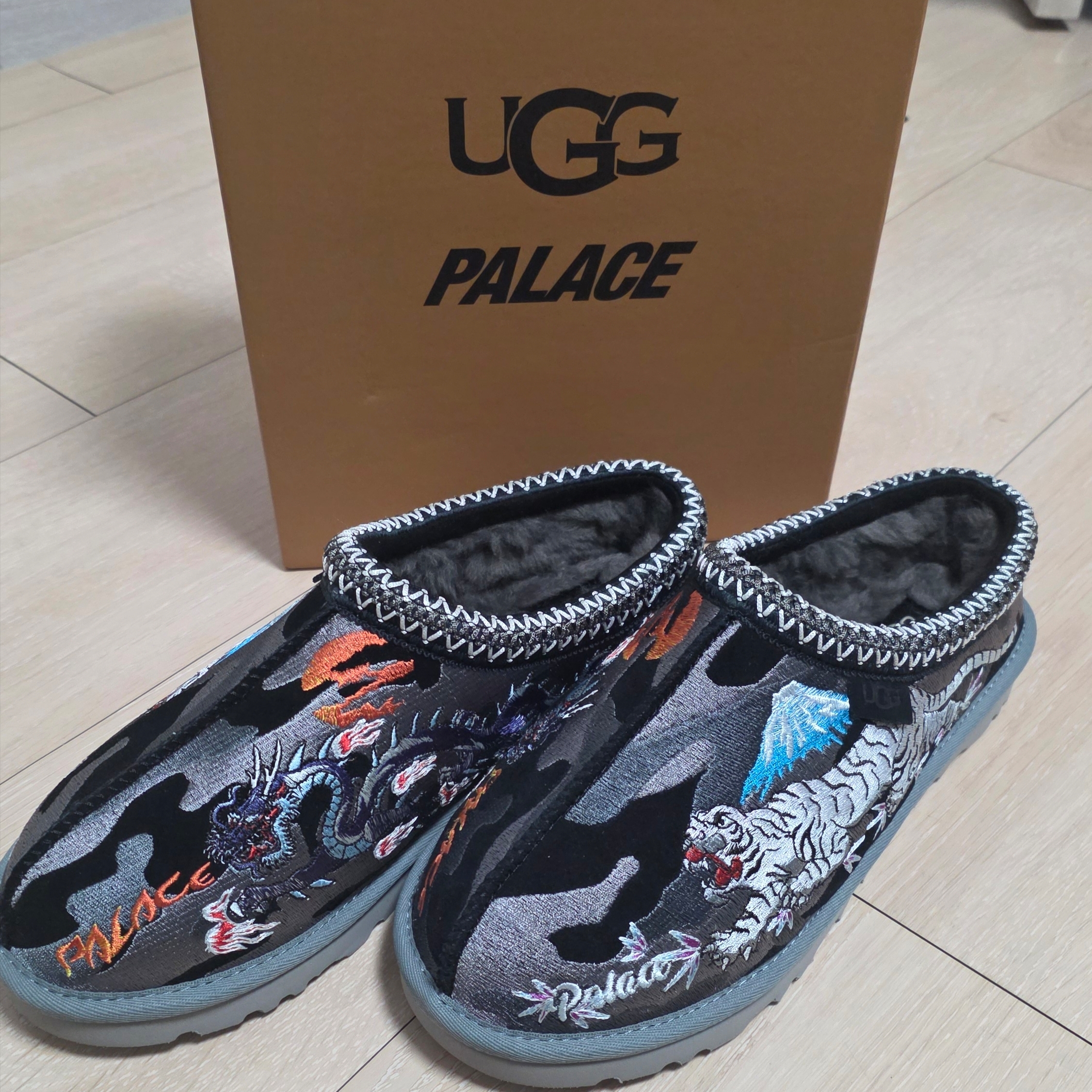 UGG x Palace Tasman Slipper Black Camo, Prada Re-Nylon Mini Pouch Black 착용 스타일 - 2