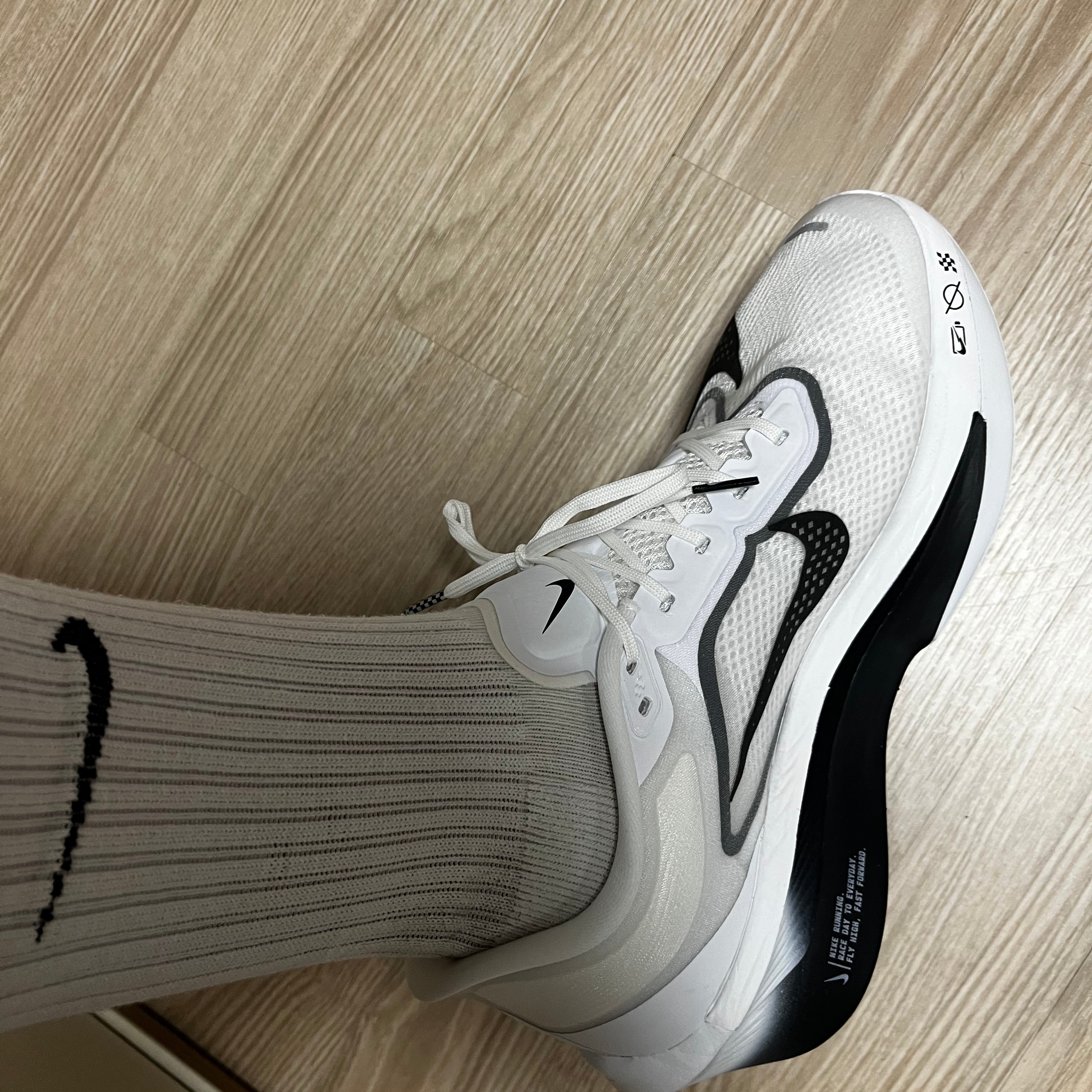Nike Zoom Fly 6 White Smoke Grey 착용 스타일 - 2