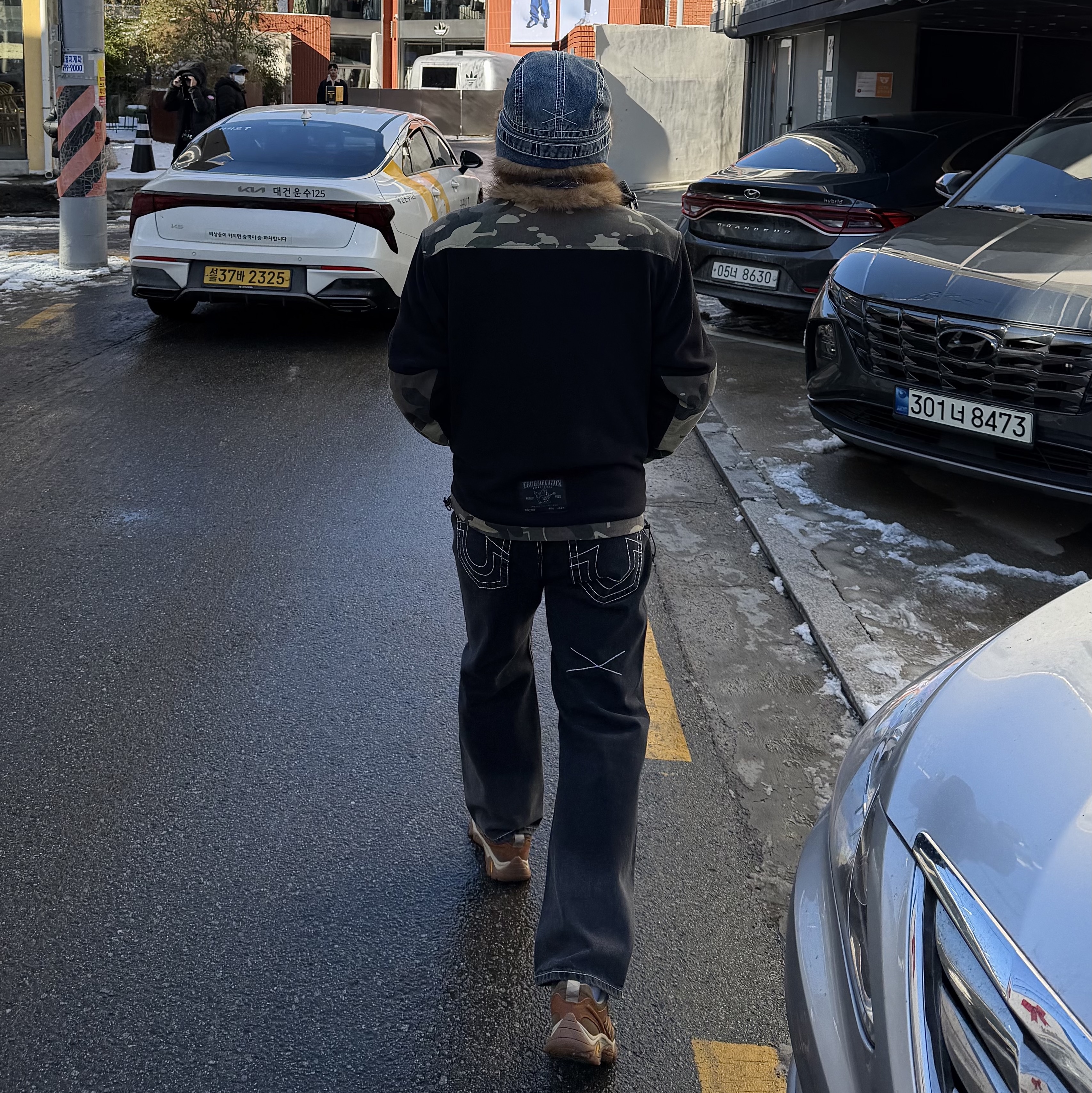 True Religion True Fur Cap_Indigo, True Religion SOF Block Fleece Jacket_Camo 착용 스타일 - 2