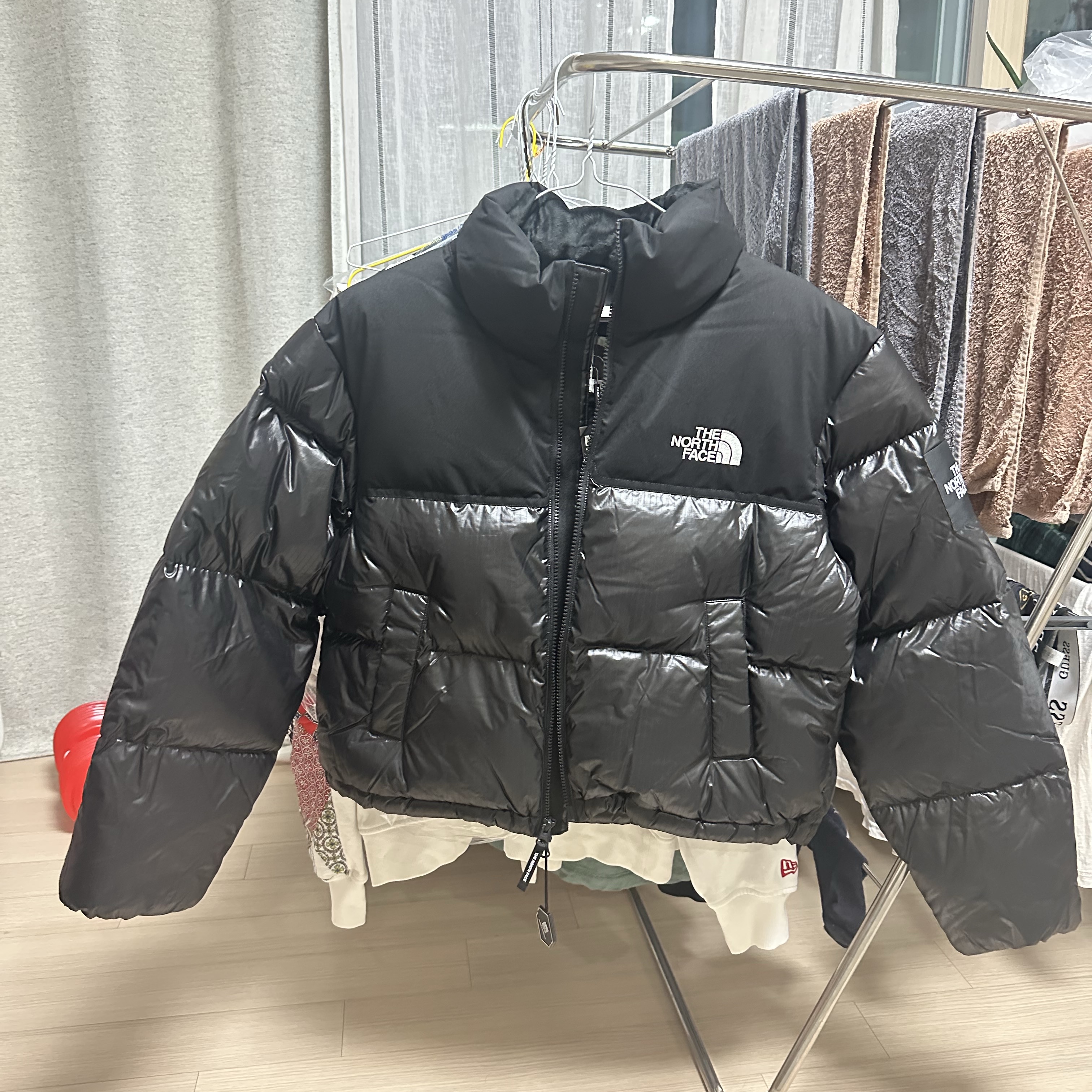 (W) The North Face White Label Novelty Nuptse Down Jacket Black 착용 스타일 - 1
