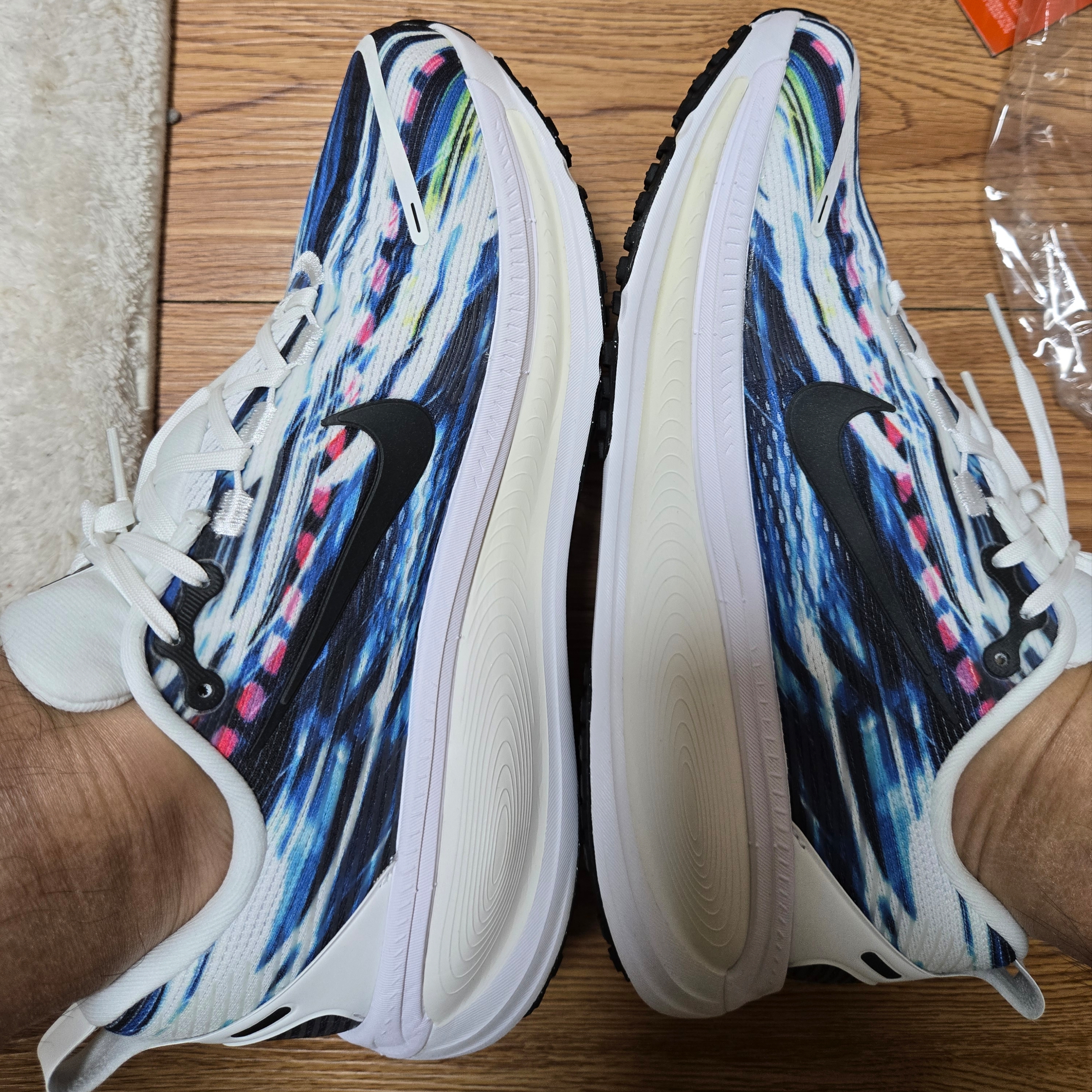Nike Vomero 18 SE Multicolor White 착용 스타일 - 6