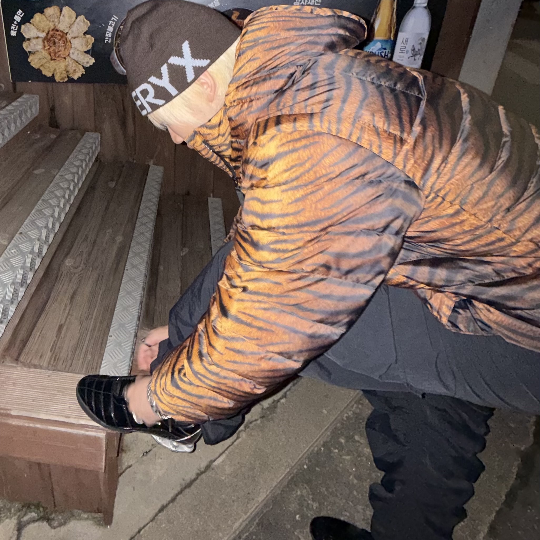Supreme Washed Chino Twill Camp Cap Tiger - 25FW, Supreme Micro Down Half Zip Hooded Pullover Tiger - 25FW 착용 스타일 - 2