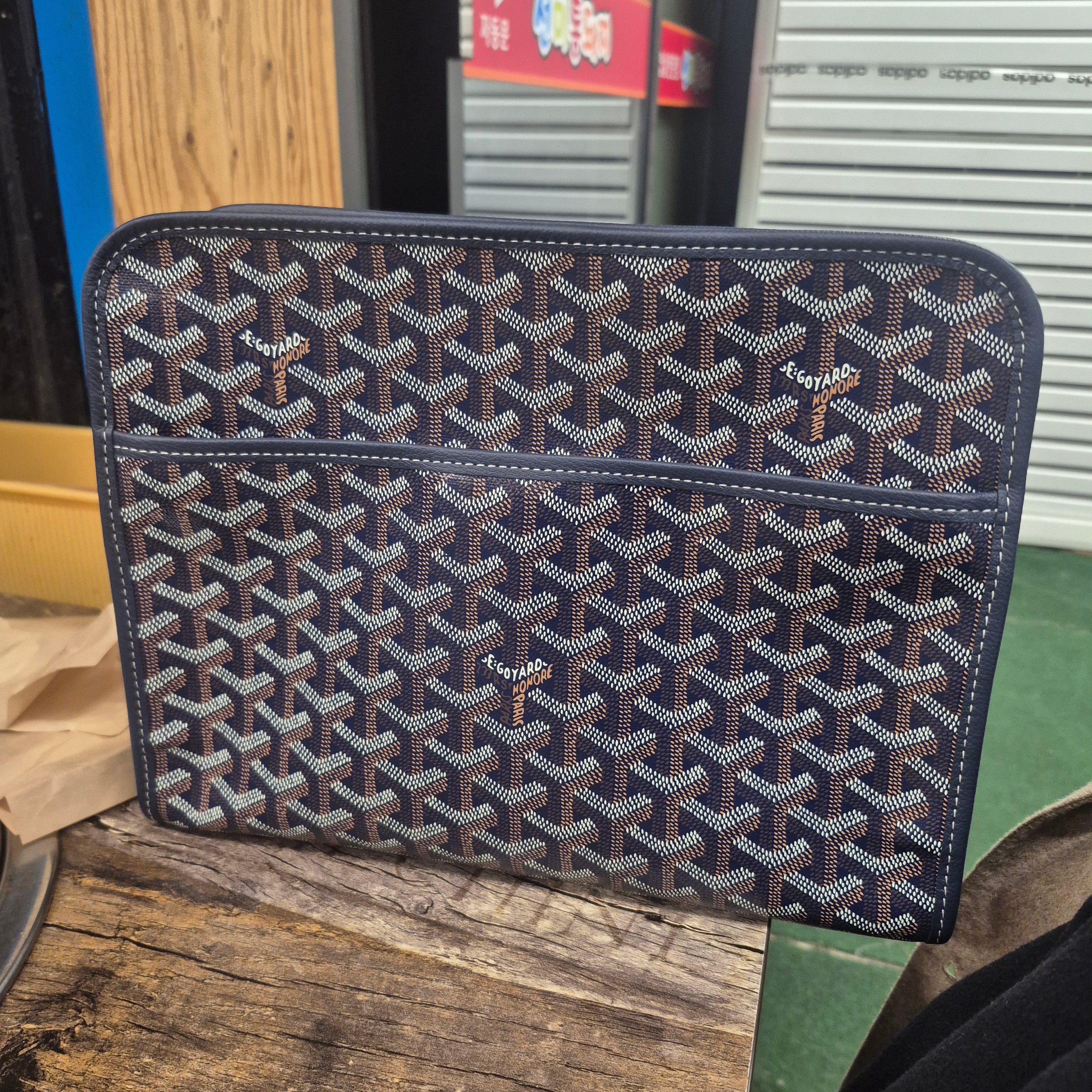 Goyard Jouvence GM Toilet Bag Navy 착용 스타일