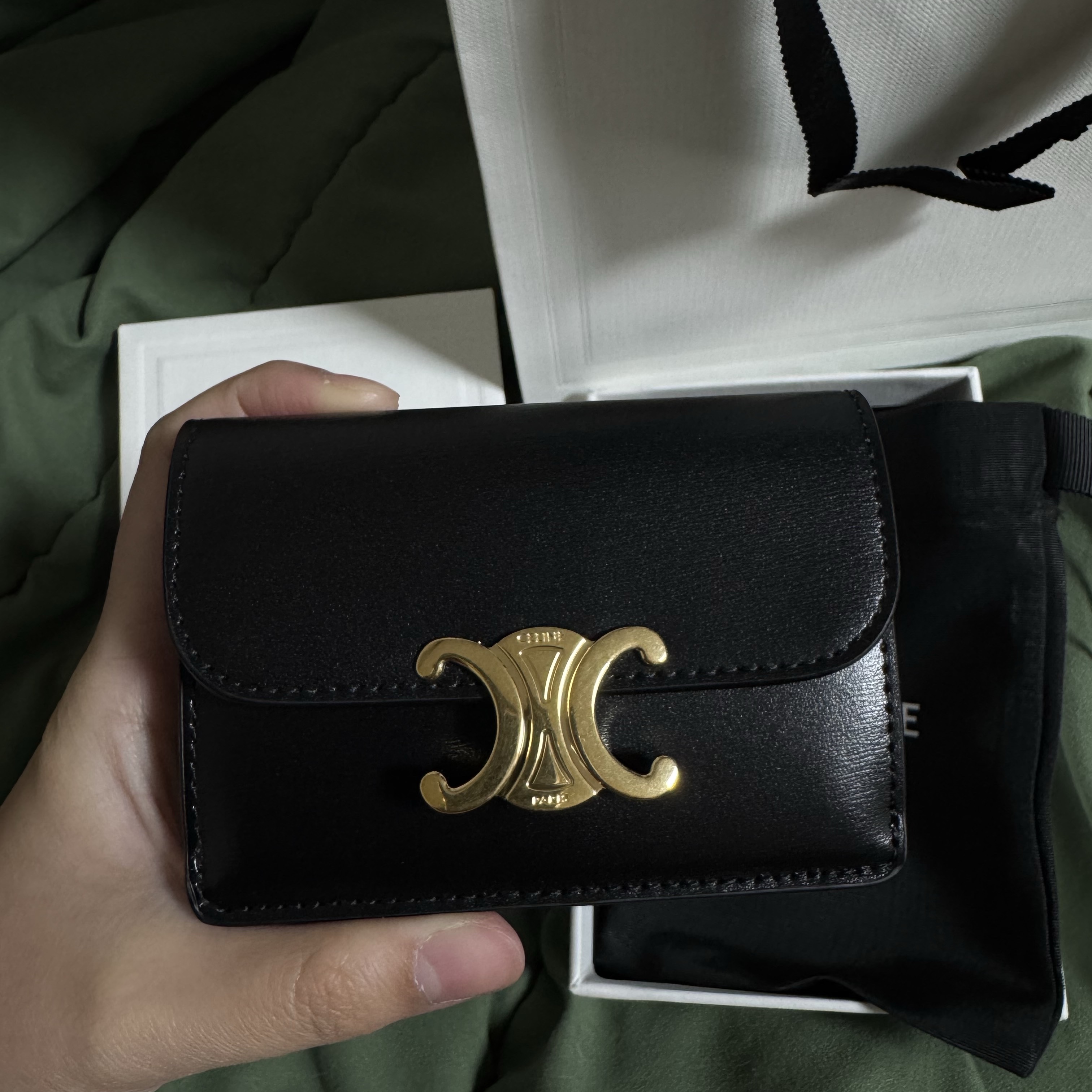 Celine Card Holder with Flap in Shiny Calfskin Black 착용 스타일 - 3