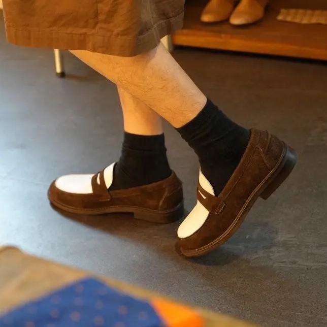 PENNY PLATE Men Suede Loafer Dark Brown Low 착용 스타일 - 1