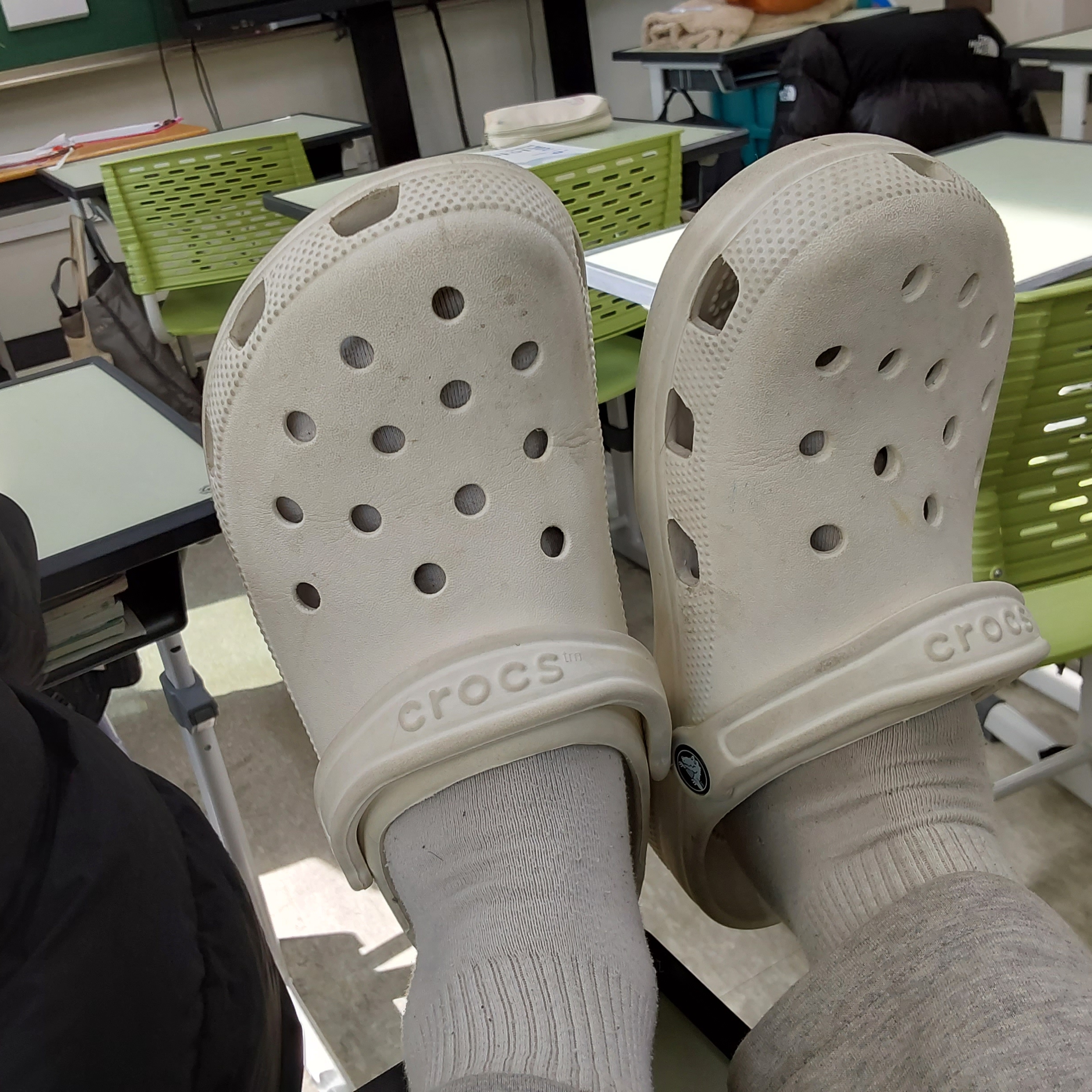 Crocs Classic Clog White 착용 스타일