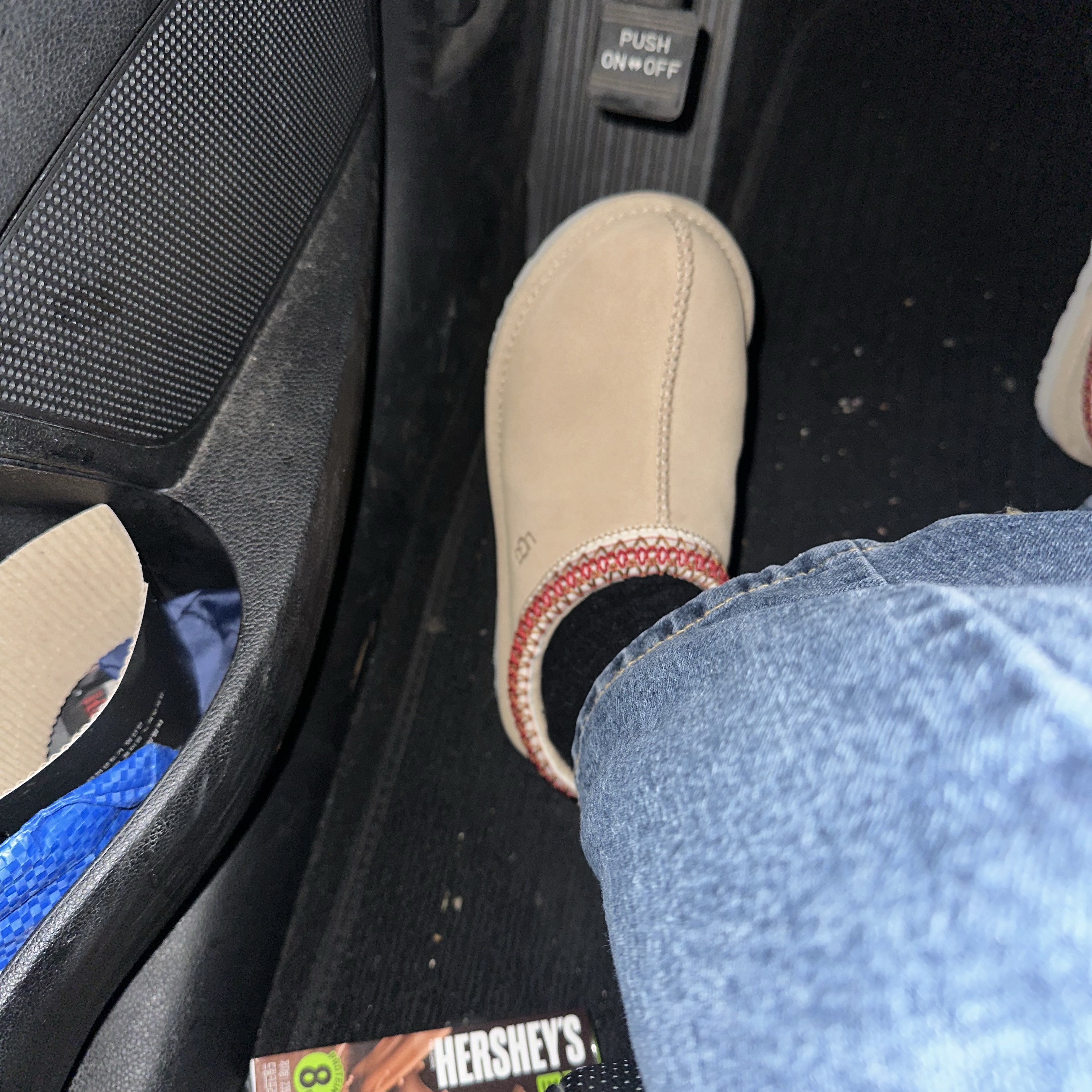 (W) UGG Tasman II Sand Dark Cherry 착용 스타일 - 2