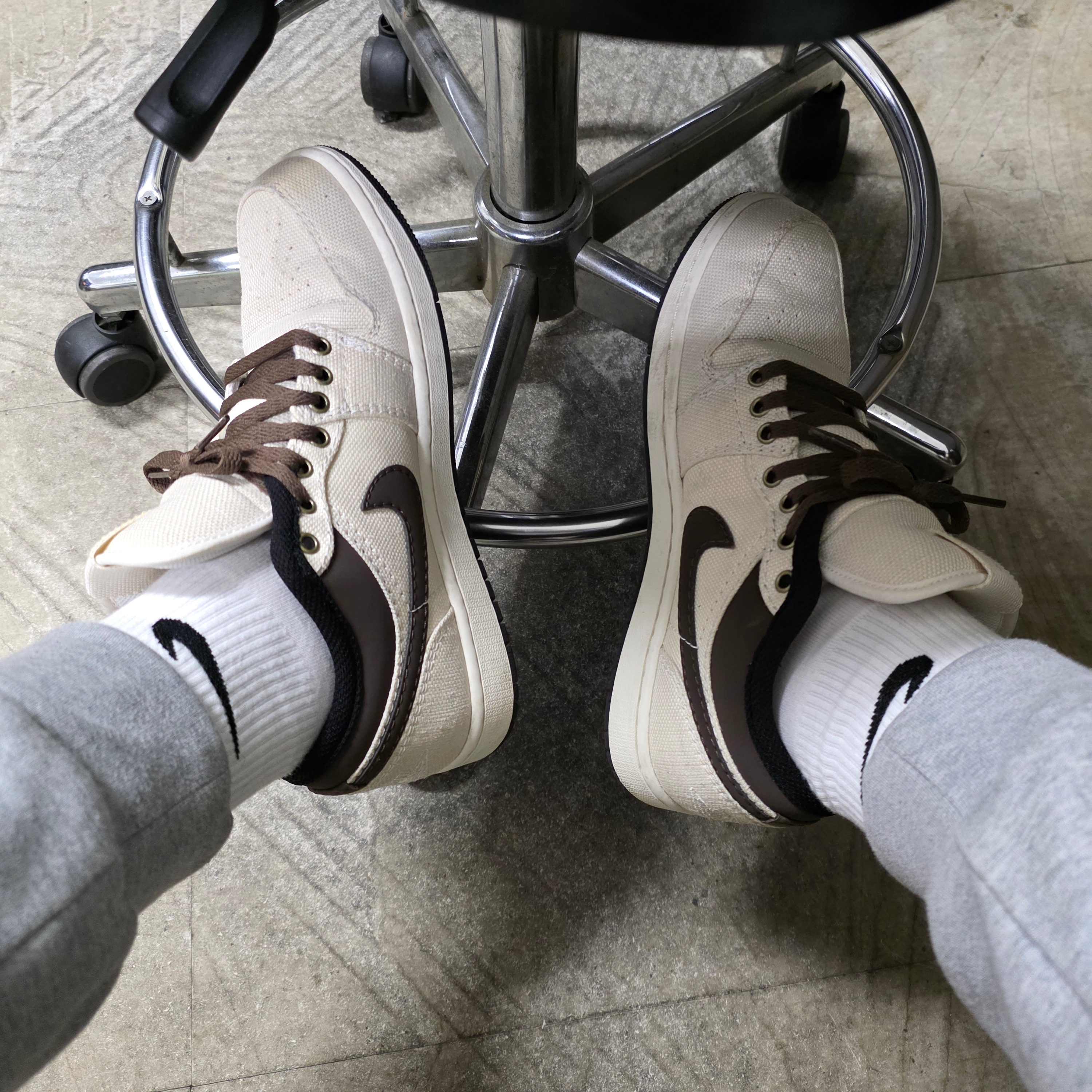 Jordan 1 Low Premium Pale Ivory Off Noir 착용 스타일