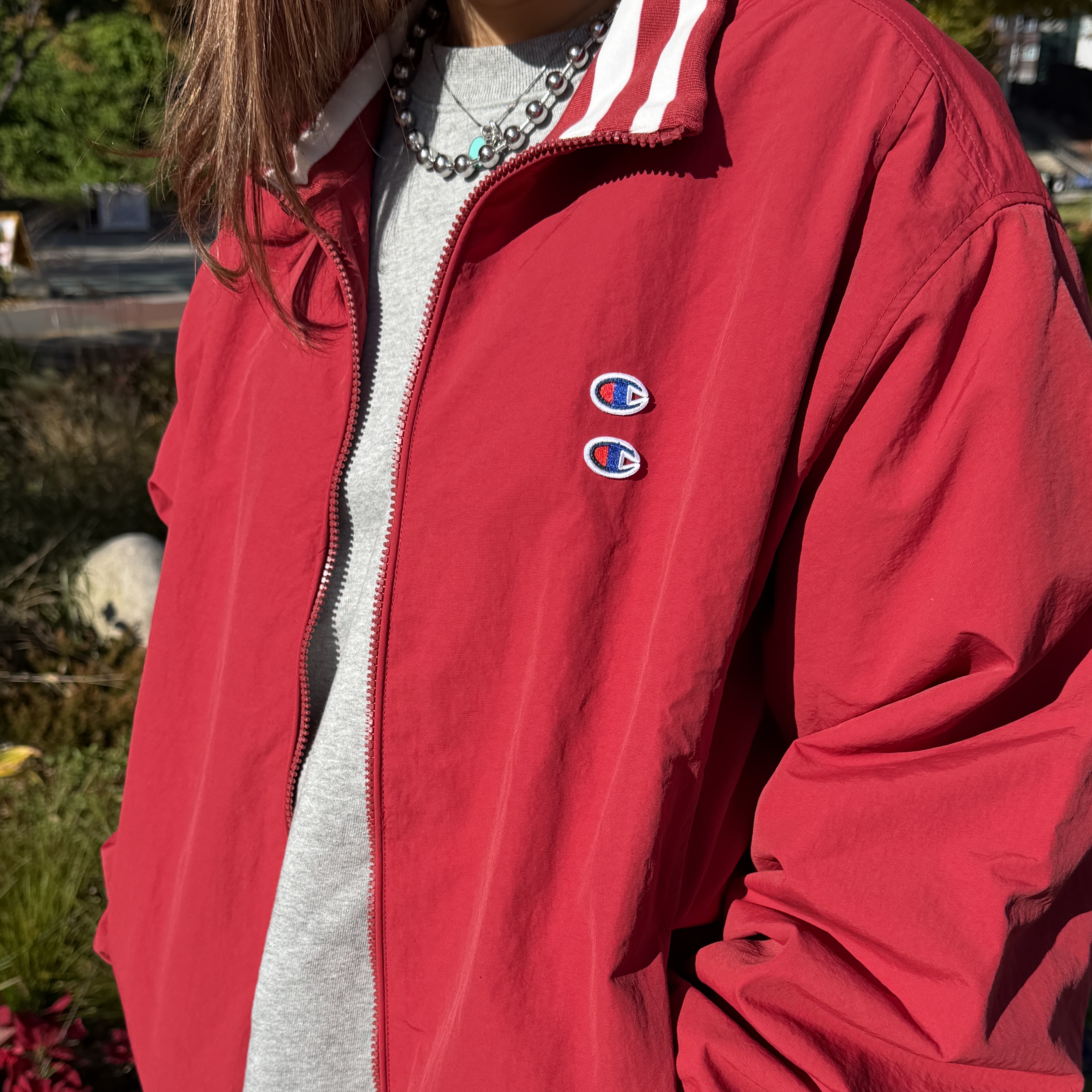 Zara x Champion Jacquard Cable Knit Cardigan Ecru, Zara x Champion Technical Patch Jacket Red 착용 스타일 - 3