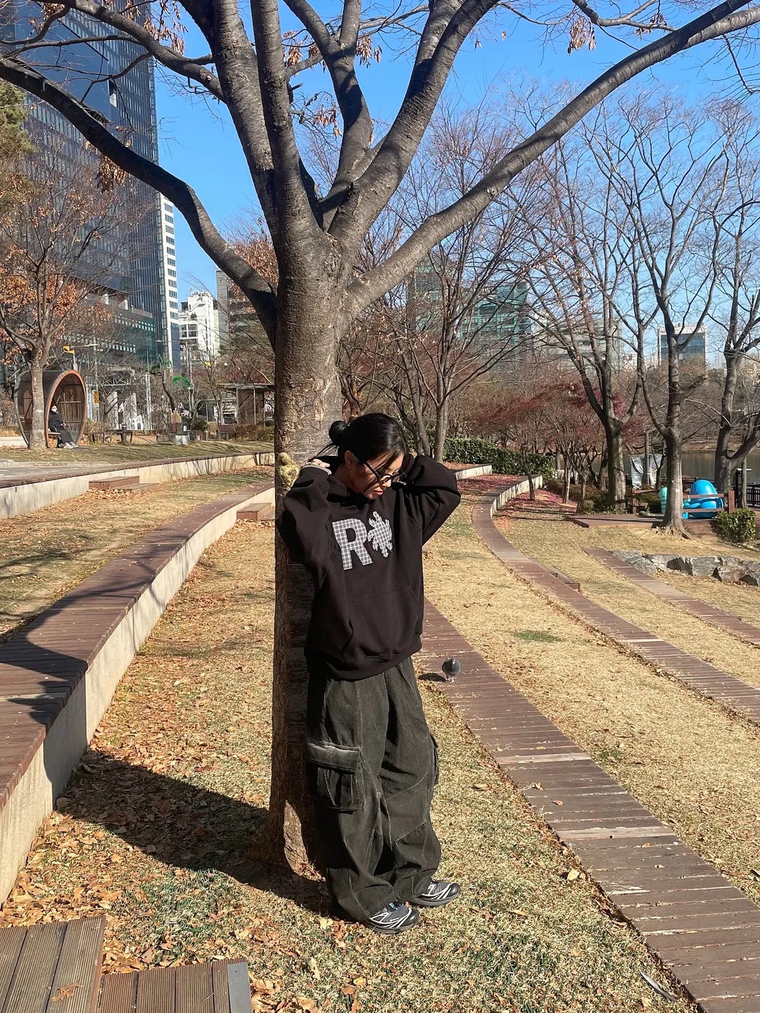 SLOW RECORD HOUSE Check Patch Hoodie Black 착용 스타일 - 2
