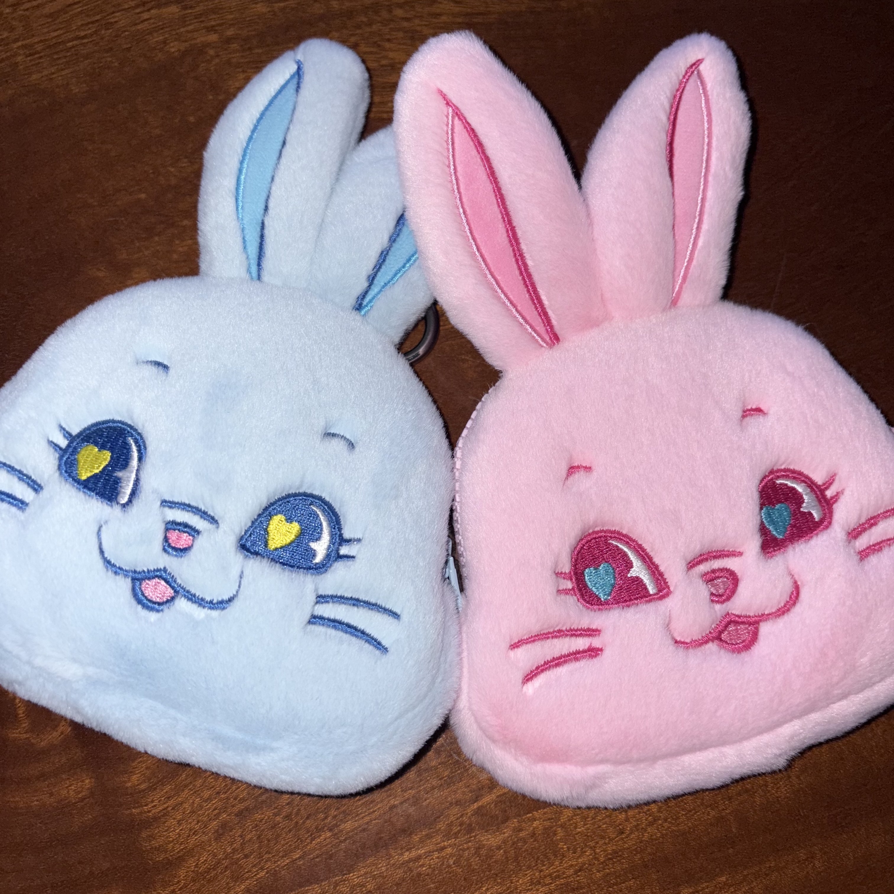 NewJeans Tokki Plush Pouch Blue, NewJeans Tokki Plush Pouch Pink 착용 스타일