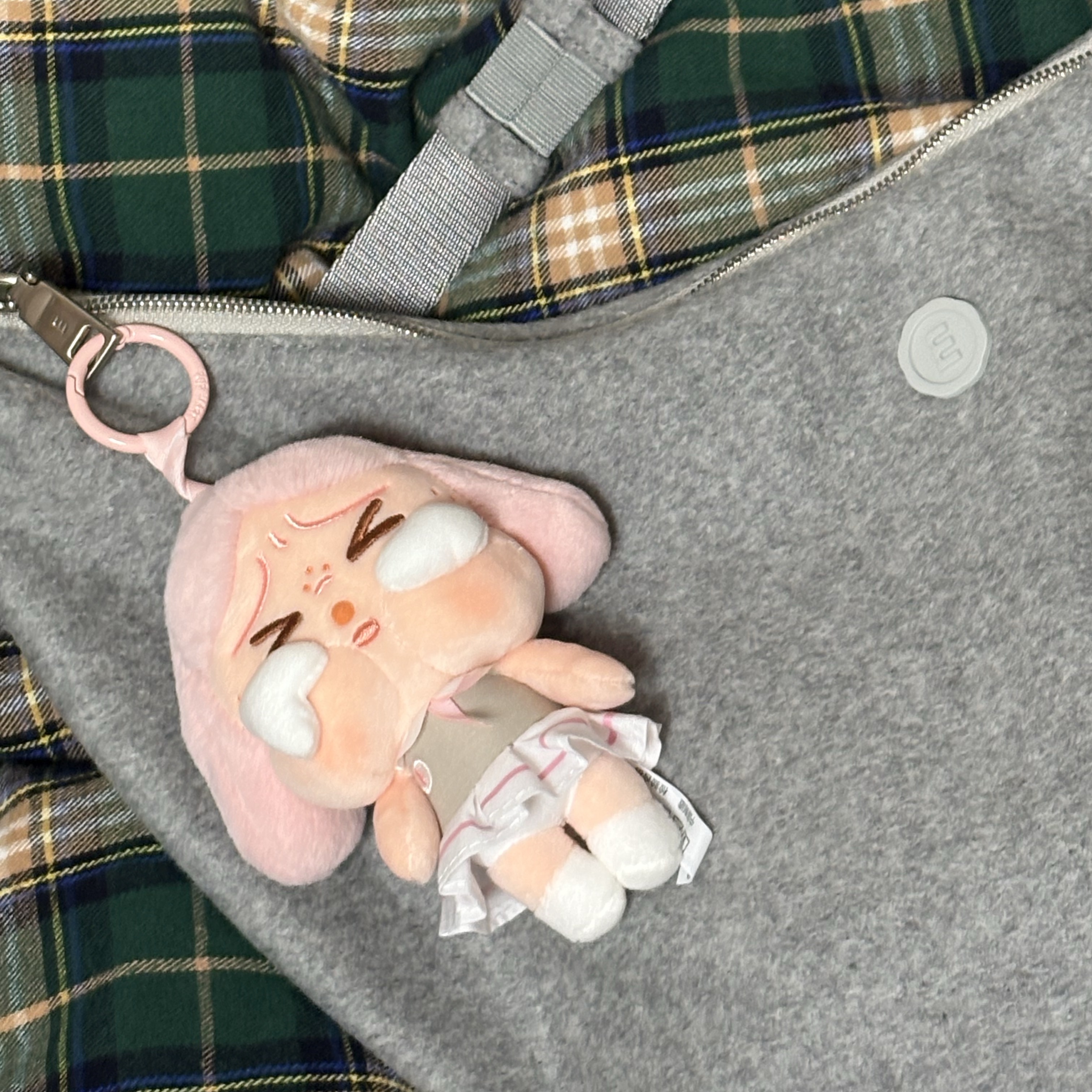 Pop Mart Crybaby Sunset Concert Series Plush Pendant Pink Grey (Opened Case) 착용 스타일
