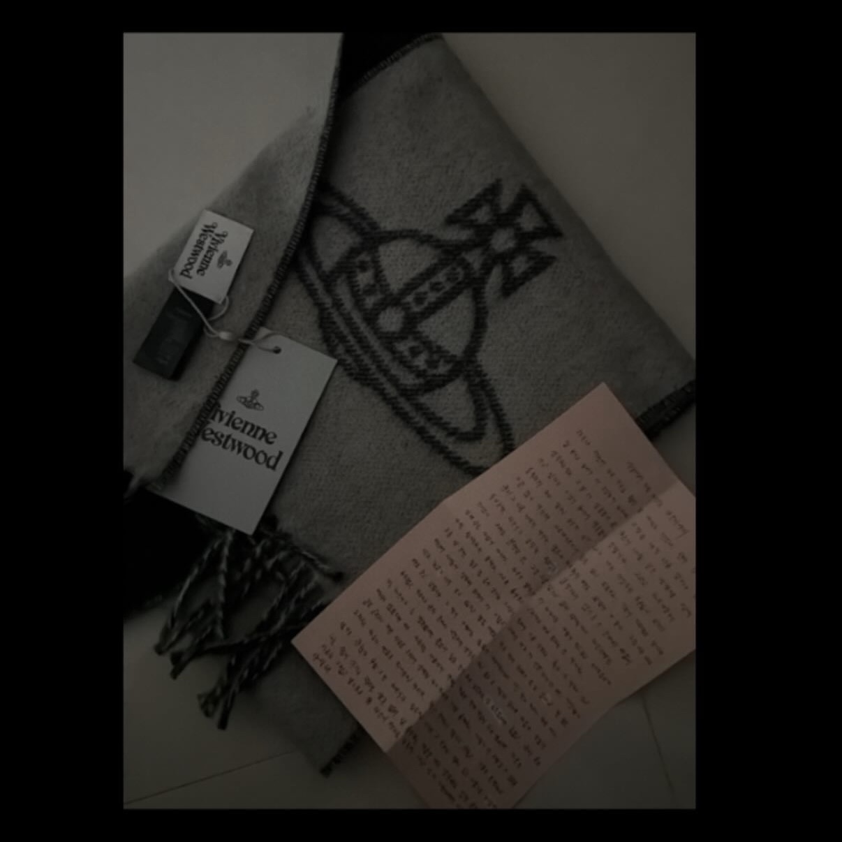 (W) Vivienne Westwood Double Logo Muffler Black 착용 스타일
