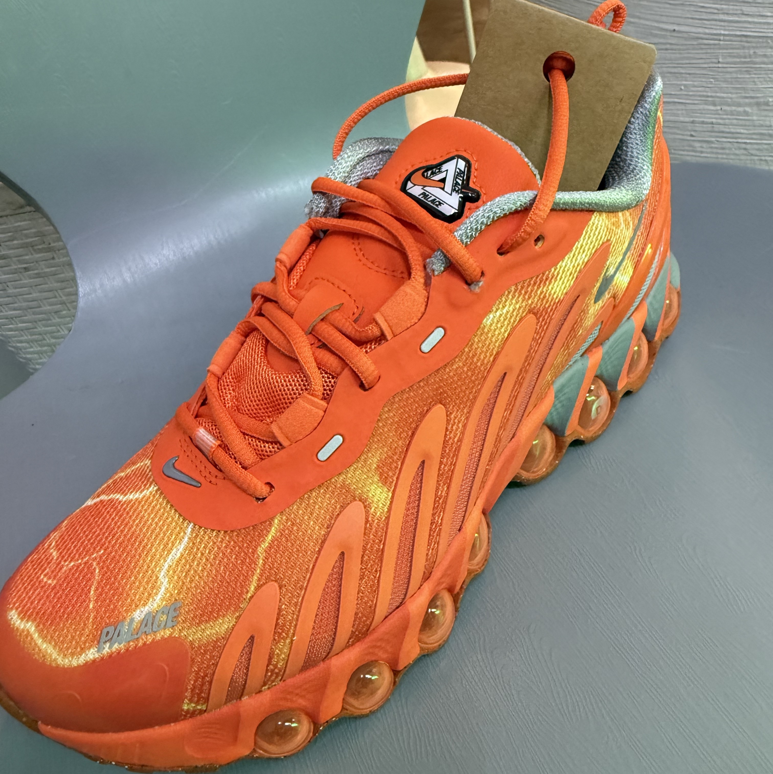 Nike x Palace Air Max Dn8 Safety Orange Particle Grey 착용 스타일
