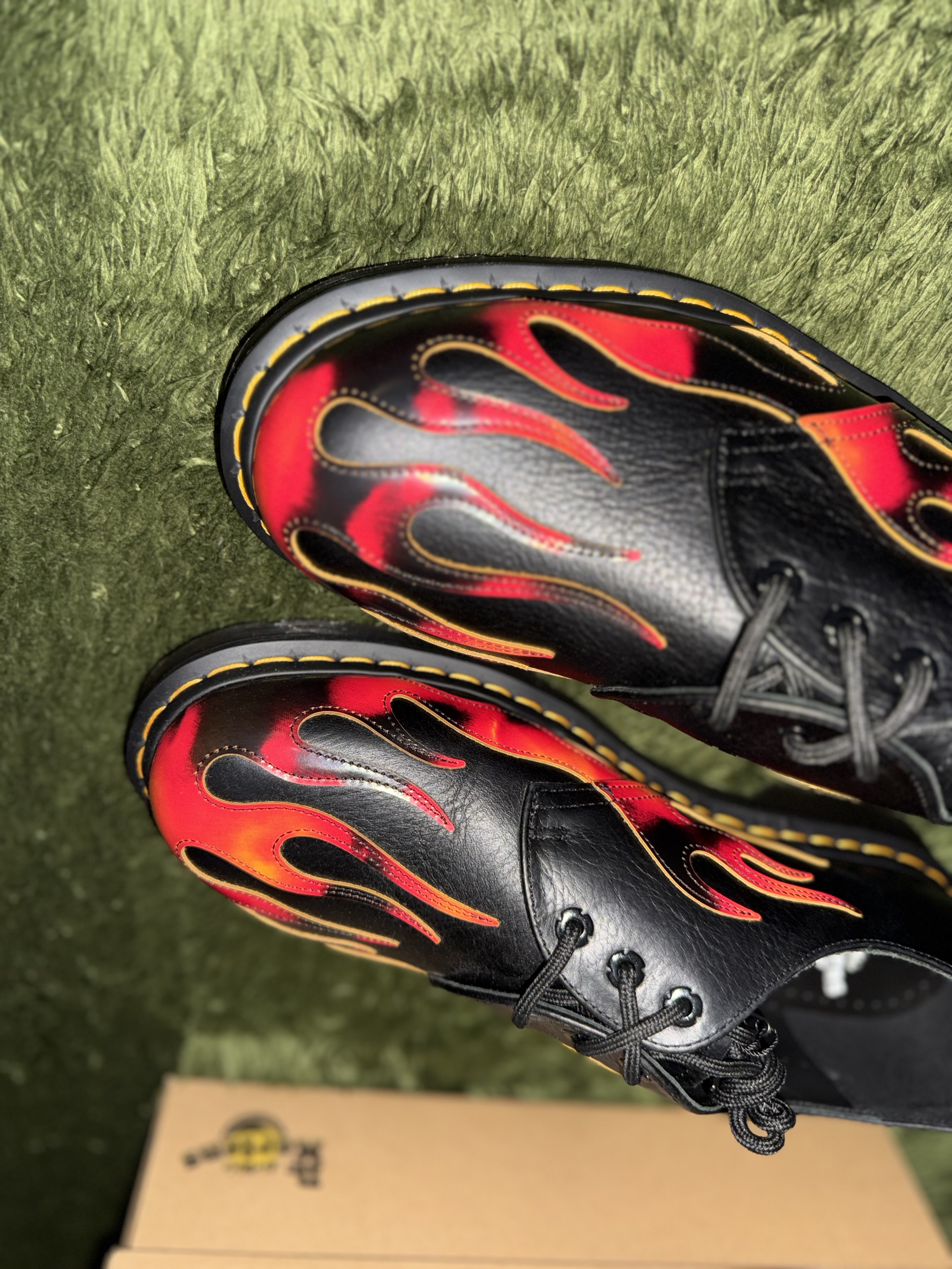 Dr. Martens 1461 Flame Black Vibrant Red DMS Yellow 착용 스타일 - 6