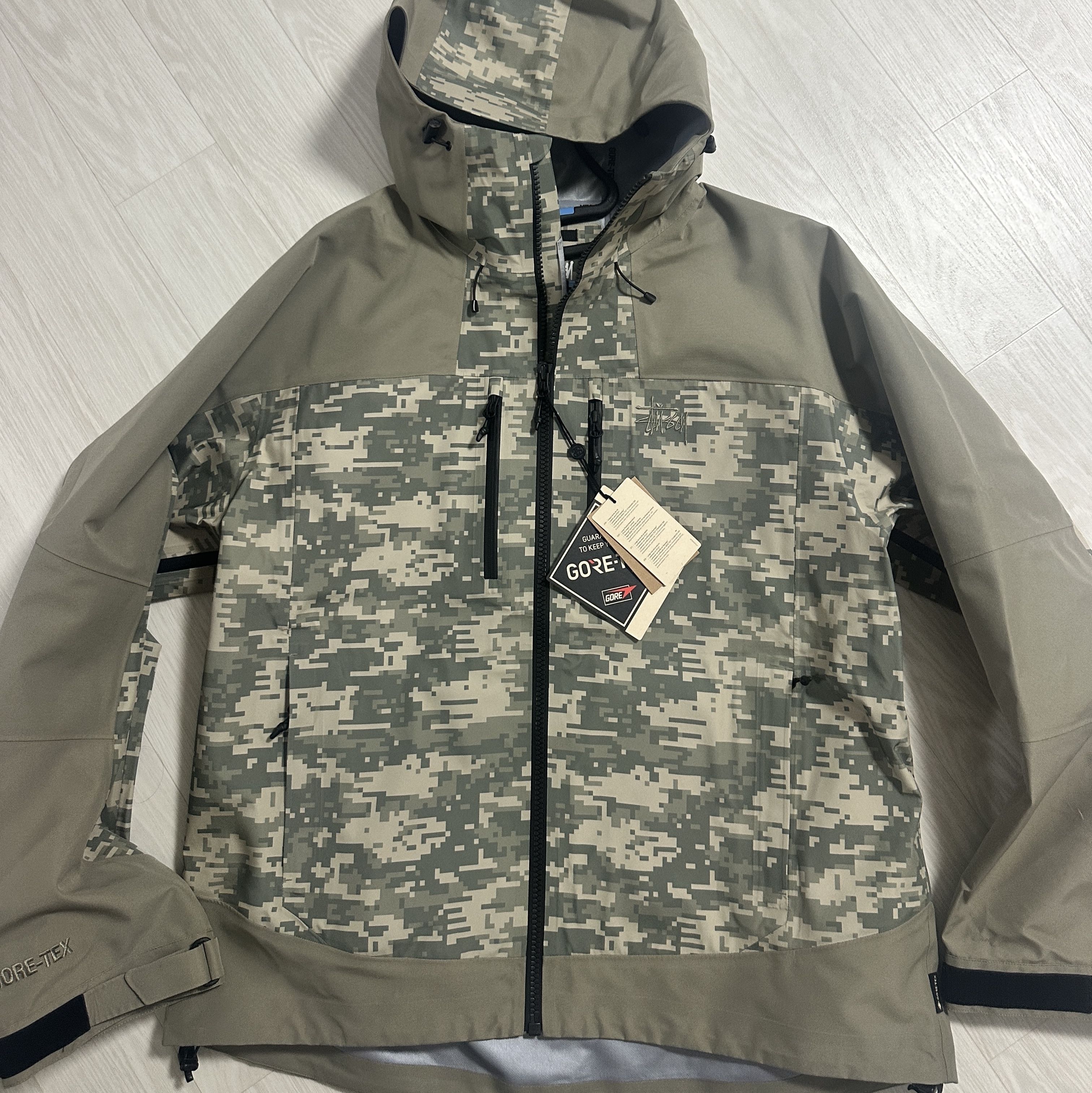 Stussy Gore-Tex Guide Shell Jacket Digi Camo 착용 스타일 - 1