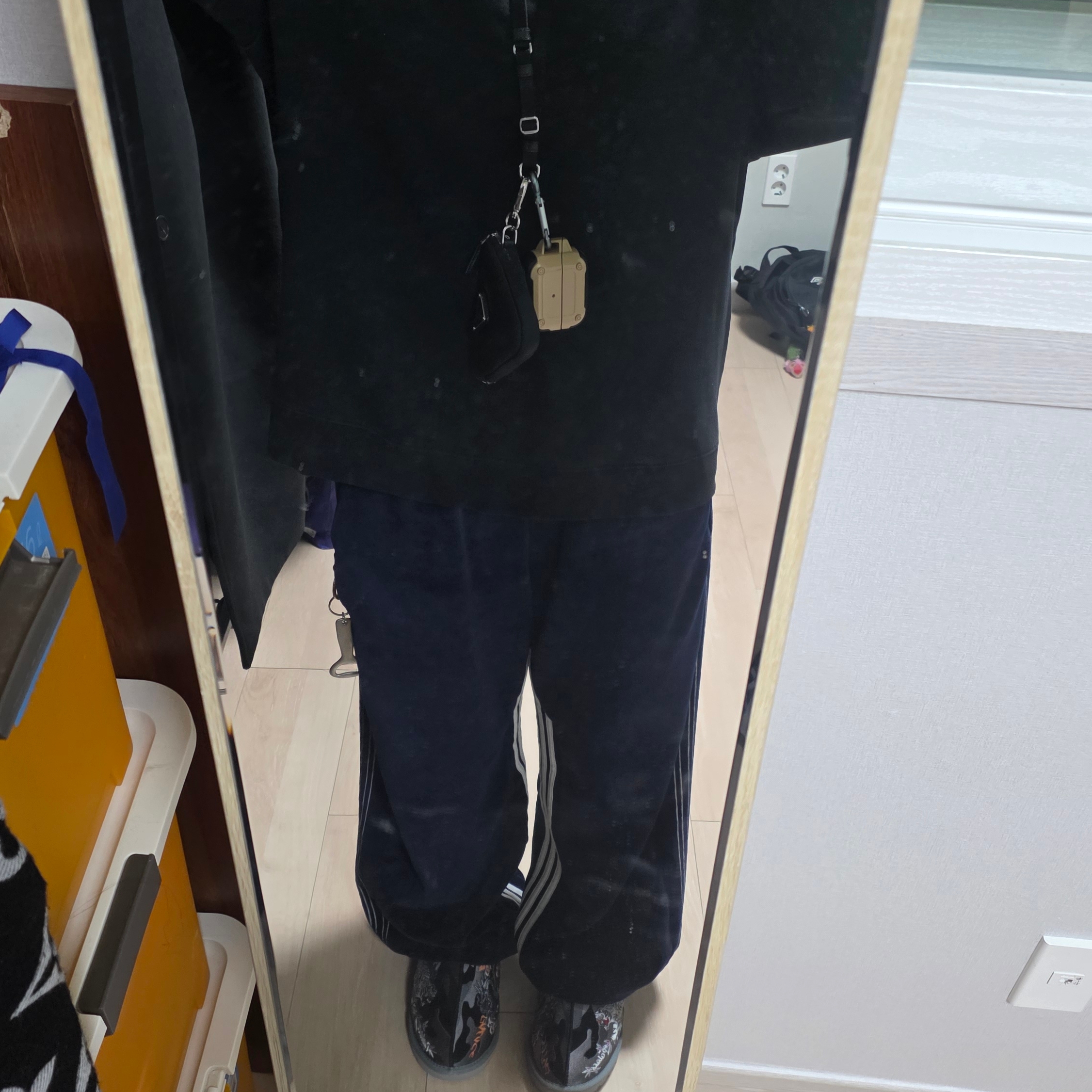 UGG x Palace Tasman Slipper Black Camo, Prada Re-Nylon Mini Pouch Black 착용 스타일 - 5