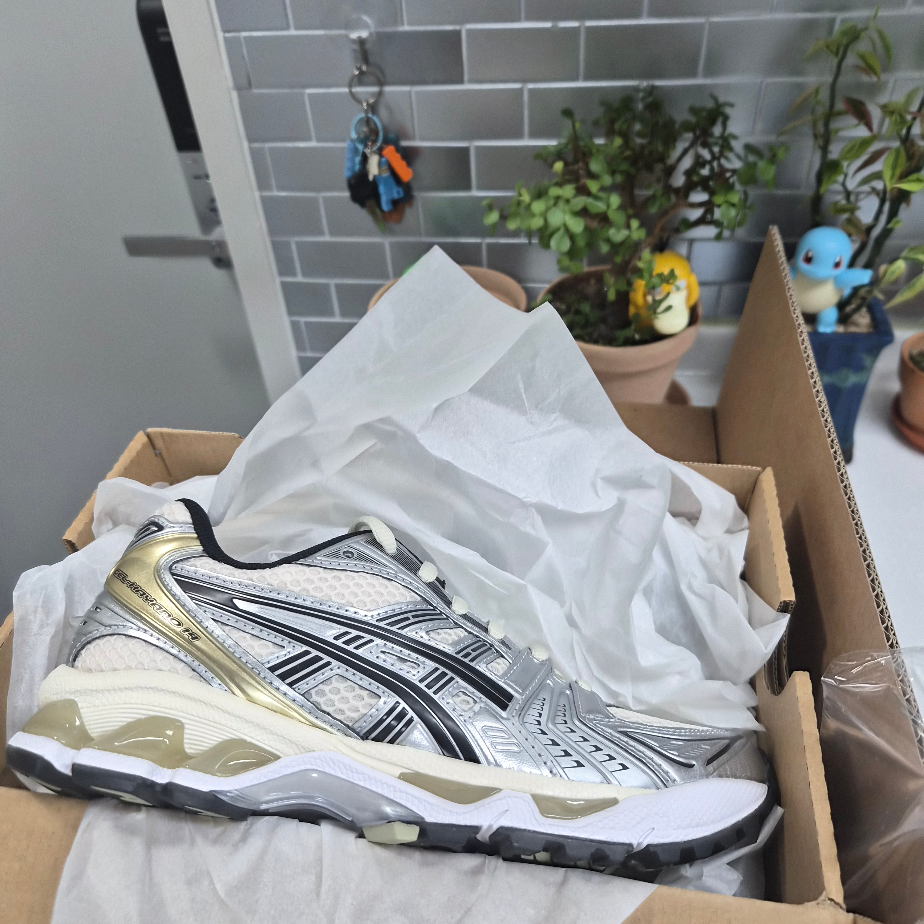 Asics Gel-Kayano 14 Birch Pure Silver 착용 스타일