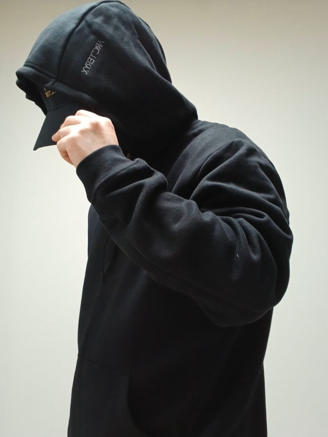 Arc'teryx Bird Word Cap 24K Black, Arc'teryx Emblem Fleece Hoody Black 착용 스타일 - 2