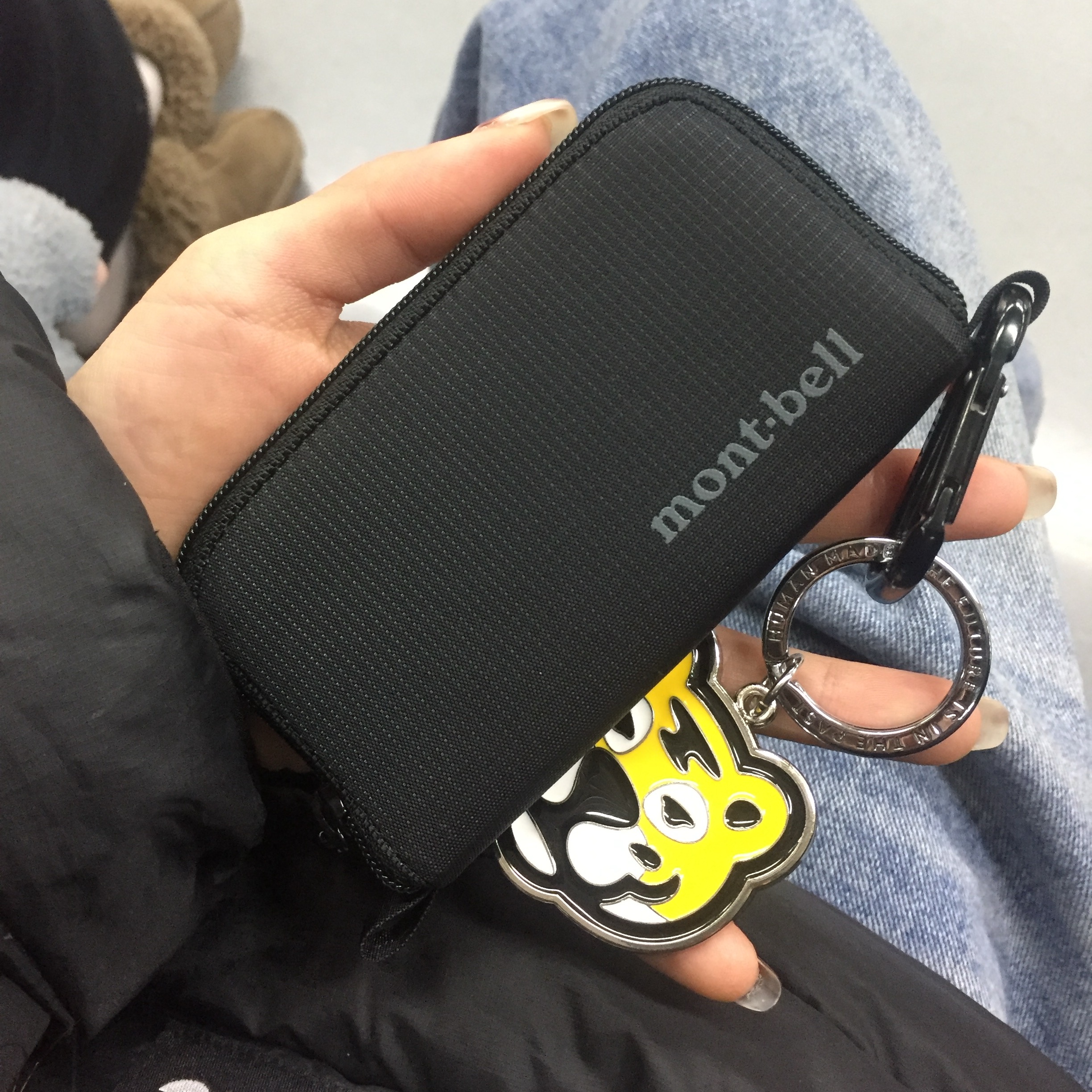Montbell Mini Zip Wallet Black 착용 스타일