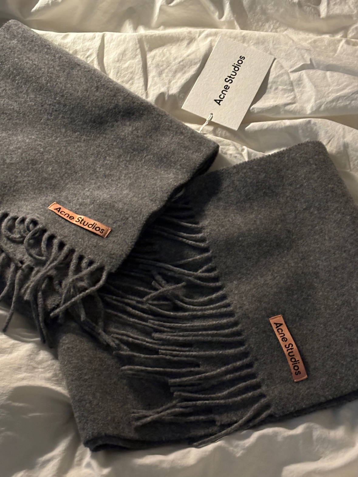 Acne Studios Wool Fringe Muffler Grey Melange 착용 스타일