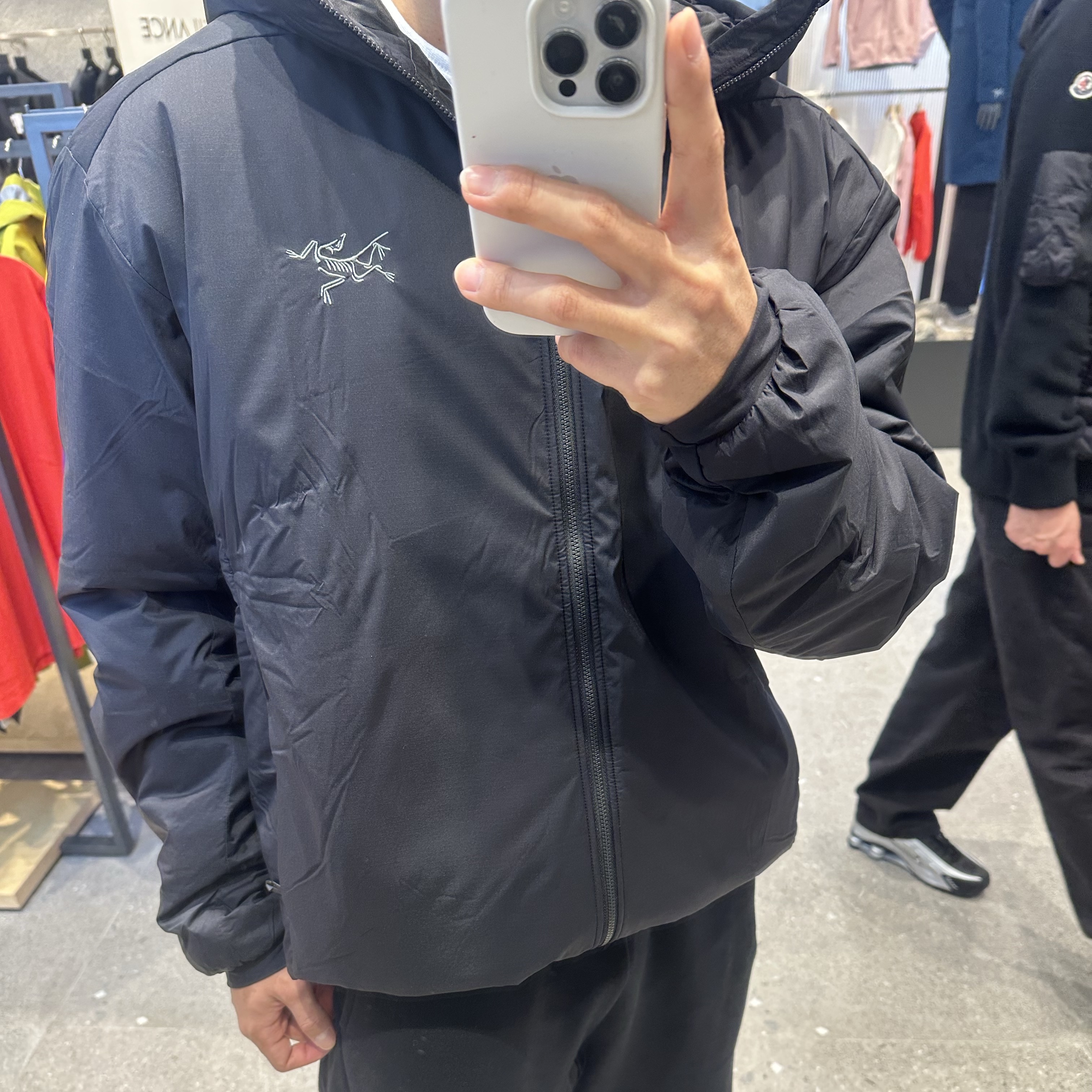 Arc'teryx Atom SV Hoody Black 착용 스타일 - 1