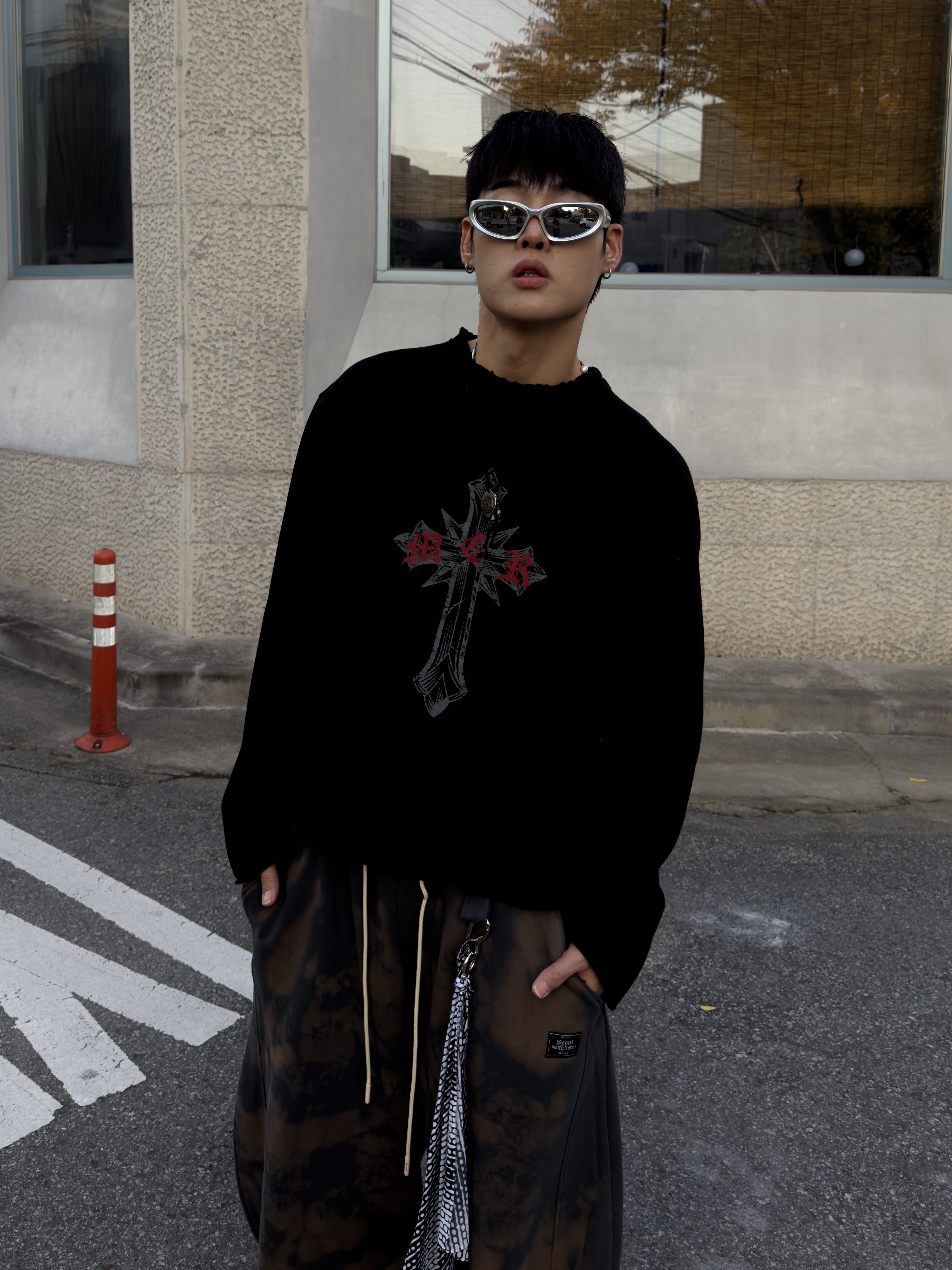 Balenciaga Swift Oval Sunglasses Silver, Nike x Martine Rose Shox MR4 Safety Orange 착용 스타일 - 1