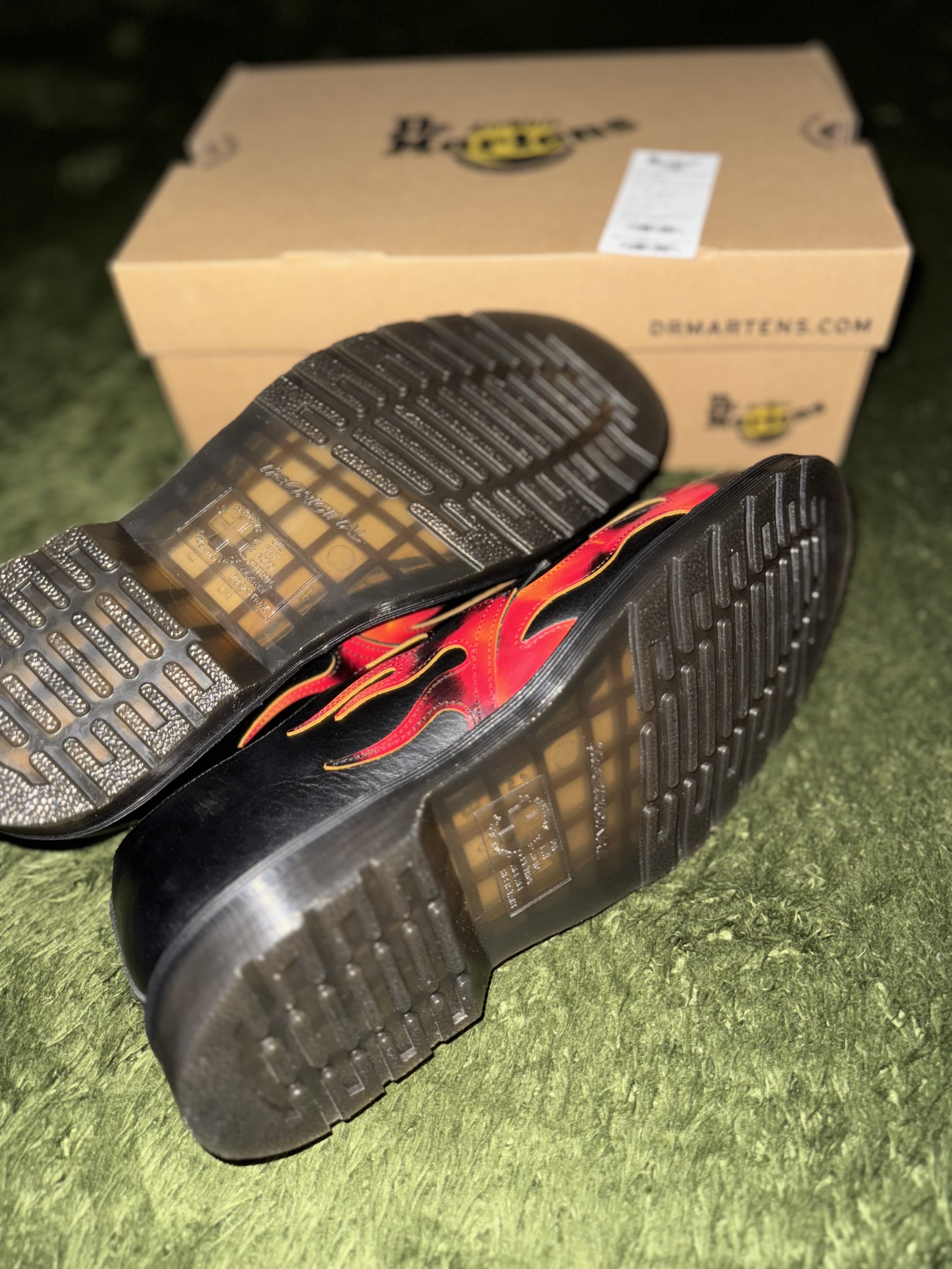 Dr. Martens 1461 Flame Black Vibrant Red DMS Yellow 착용 스타일 - 7