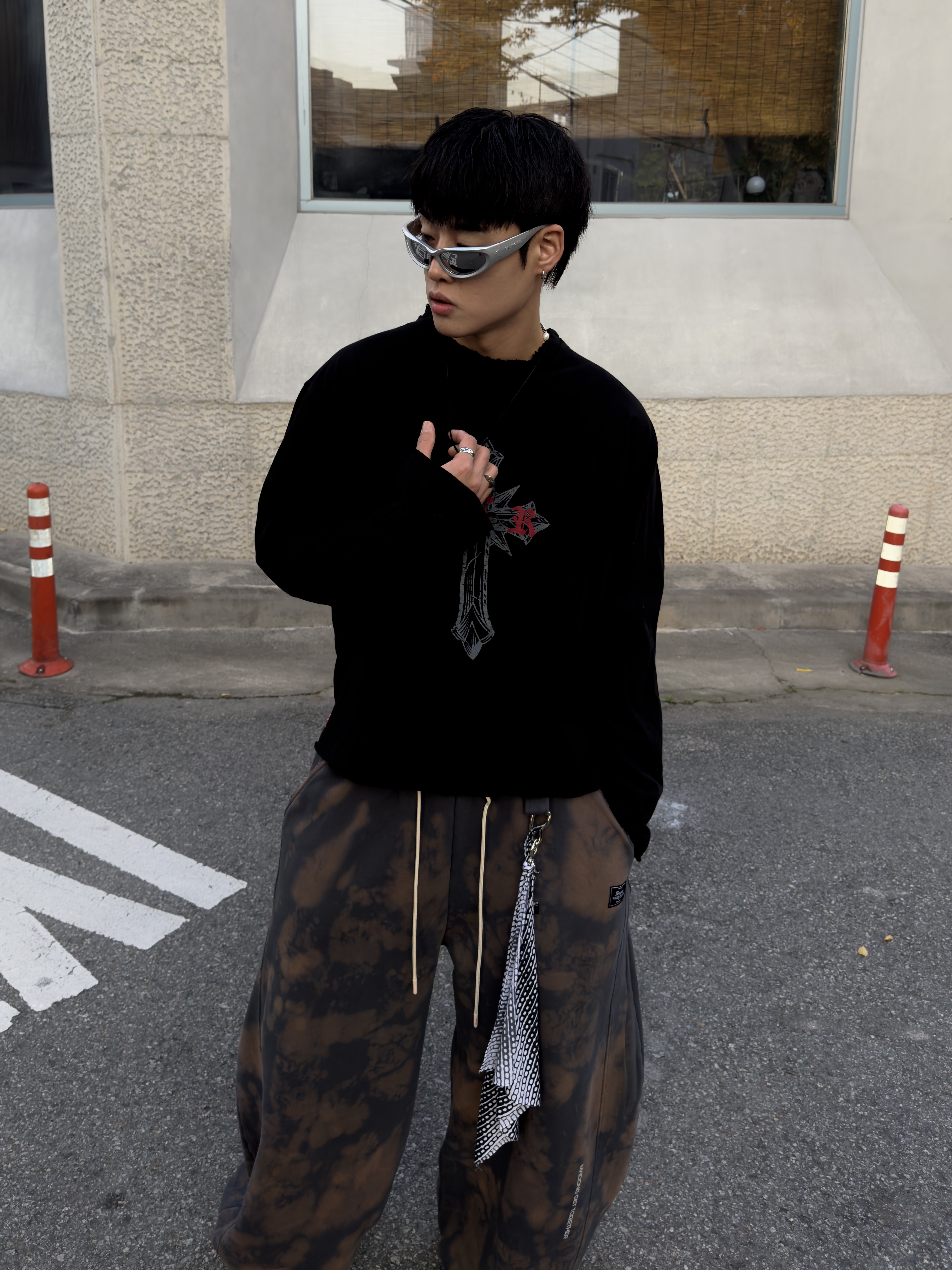 Balenciaga Swift Oval Sunglasses Silver, Nike x Martine Rose Shox MR4 Safety Orange 착용 스타일 - 2