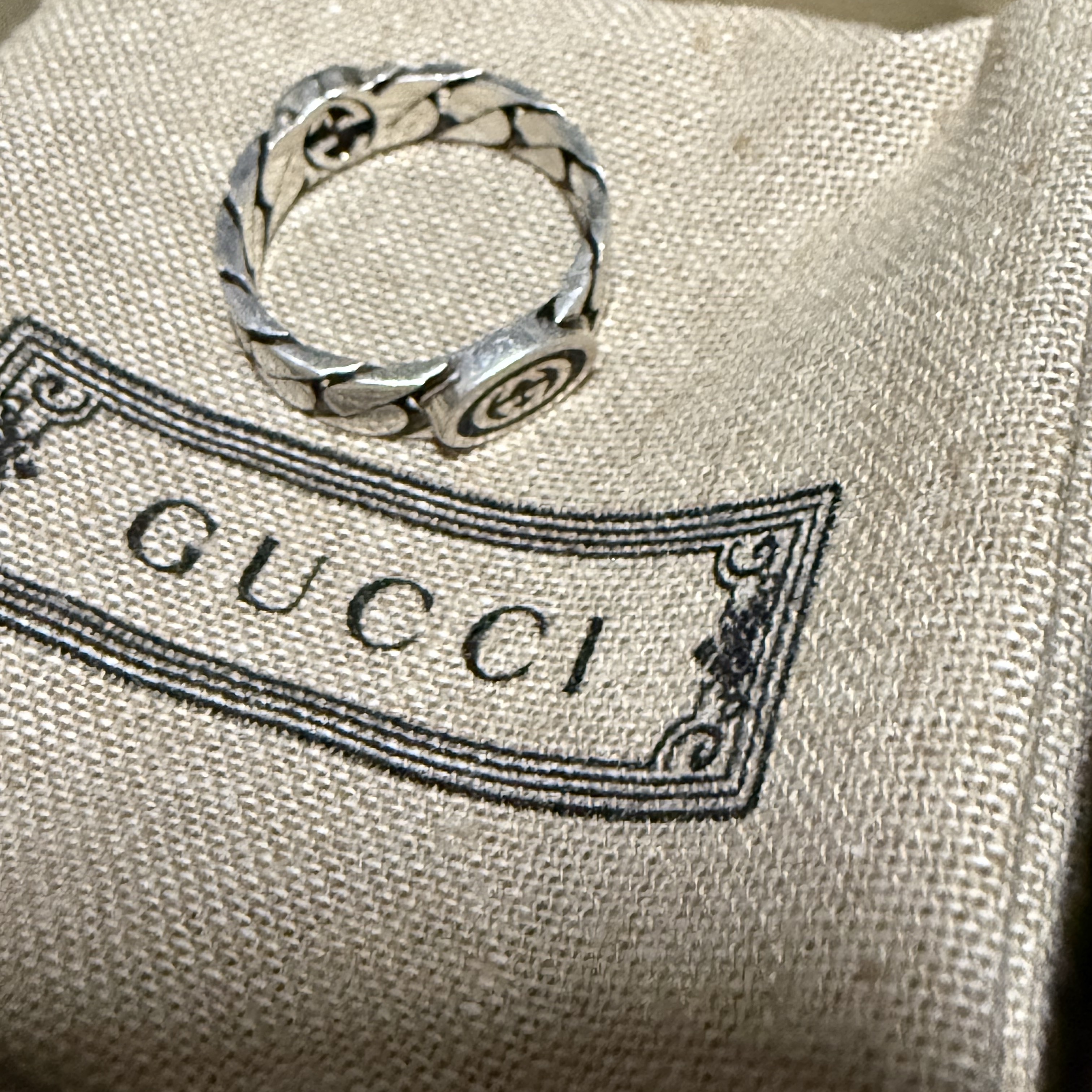 Gucci Wide Ring With Interlocking G Silver 착용 스타일 - 1