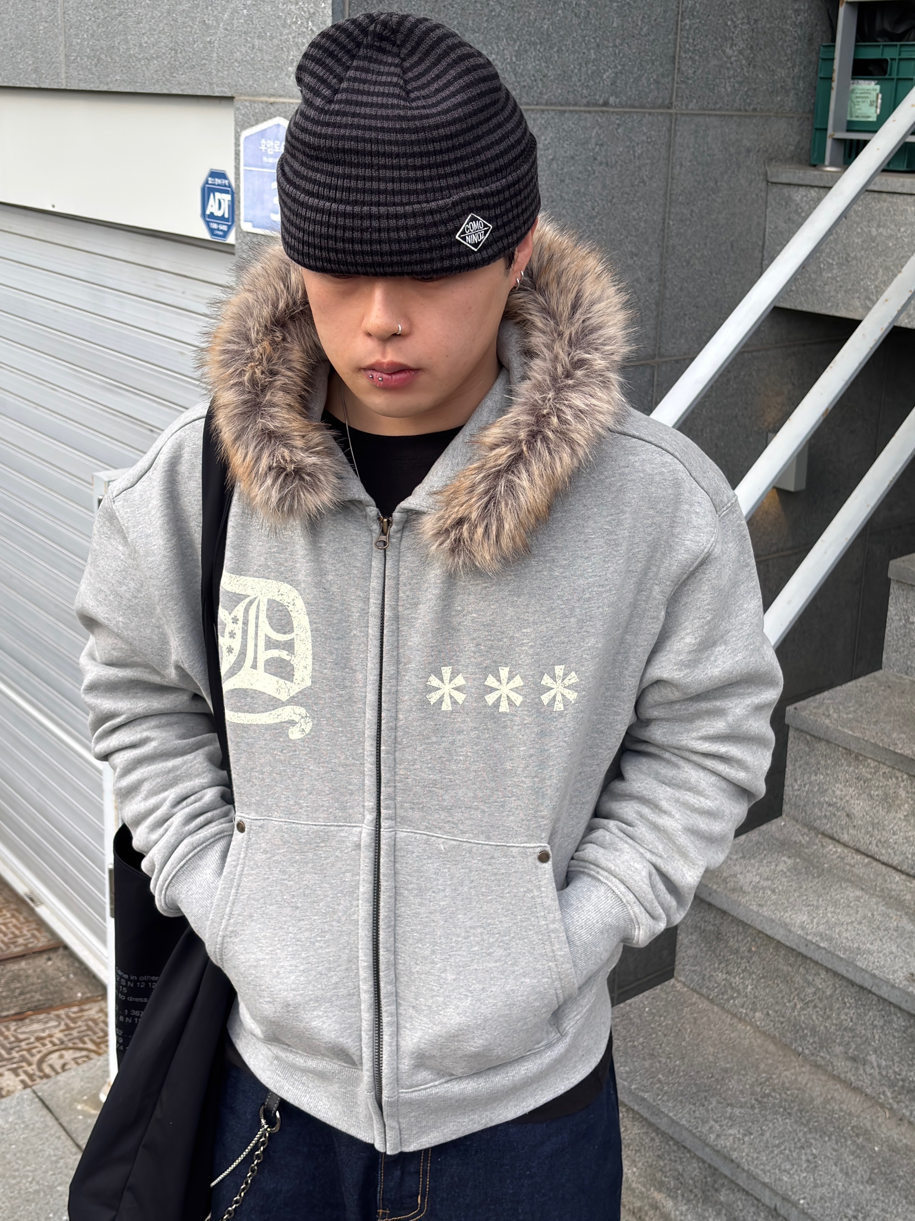 AMOU Fur Hoodie Zip Up Gray 착용 스타일 - 6