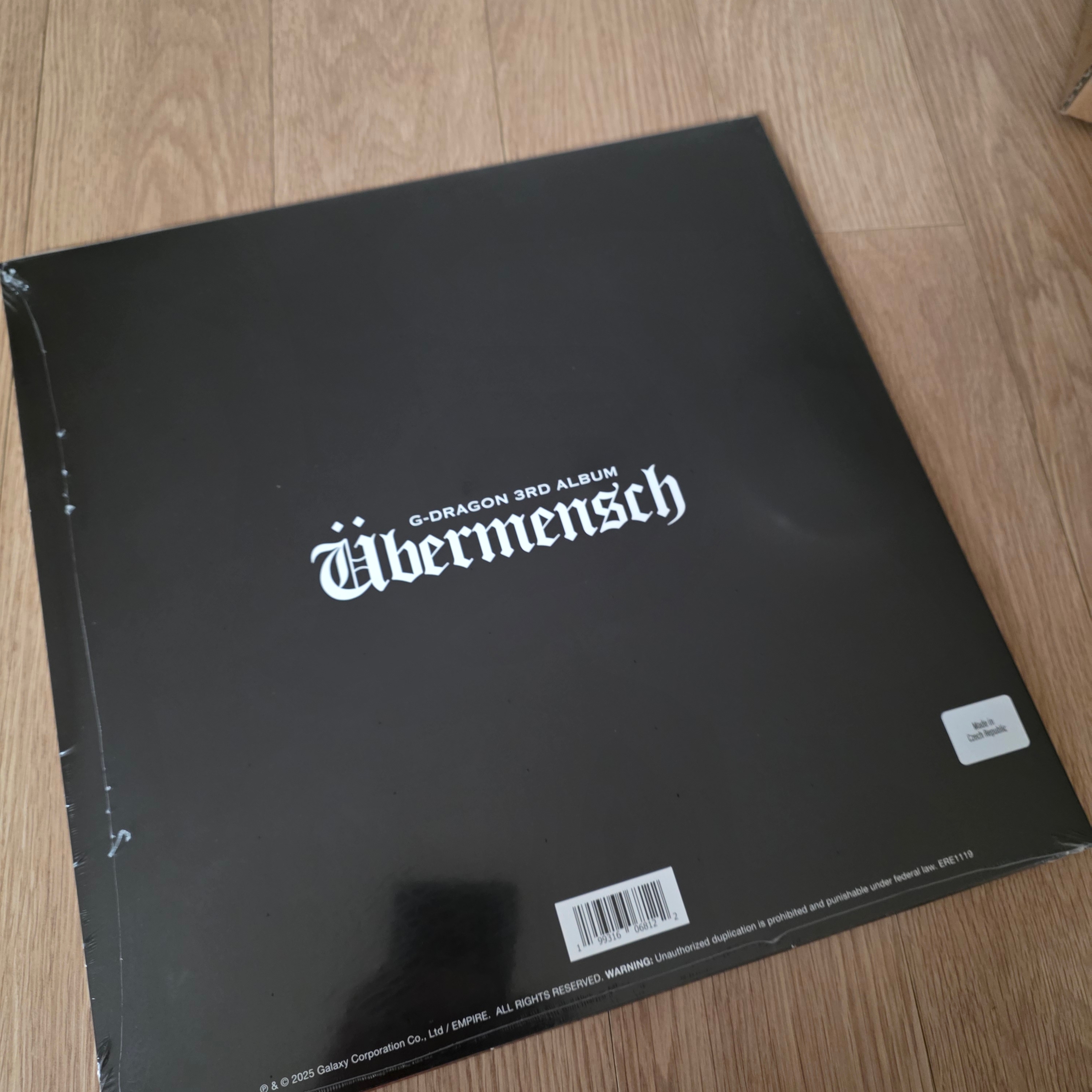 G-DRAGON Ubermensch Rainbow Eco Mix Vinyl (Random Color) 착용 스타일 - 2