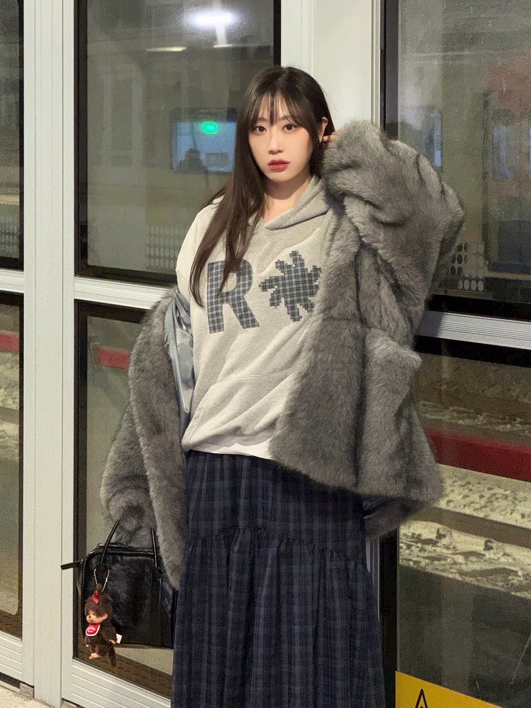 SLOW RECORD HOUSE Check Patch Hoodie Grey 착용 스타일 - 2