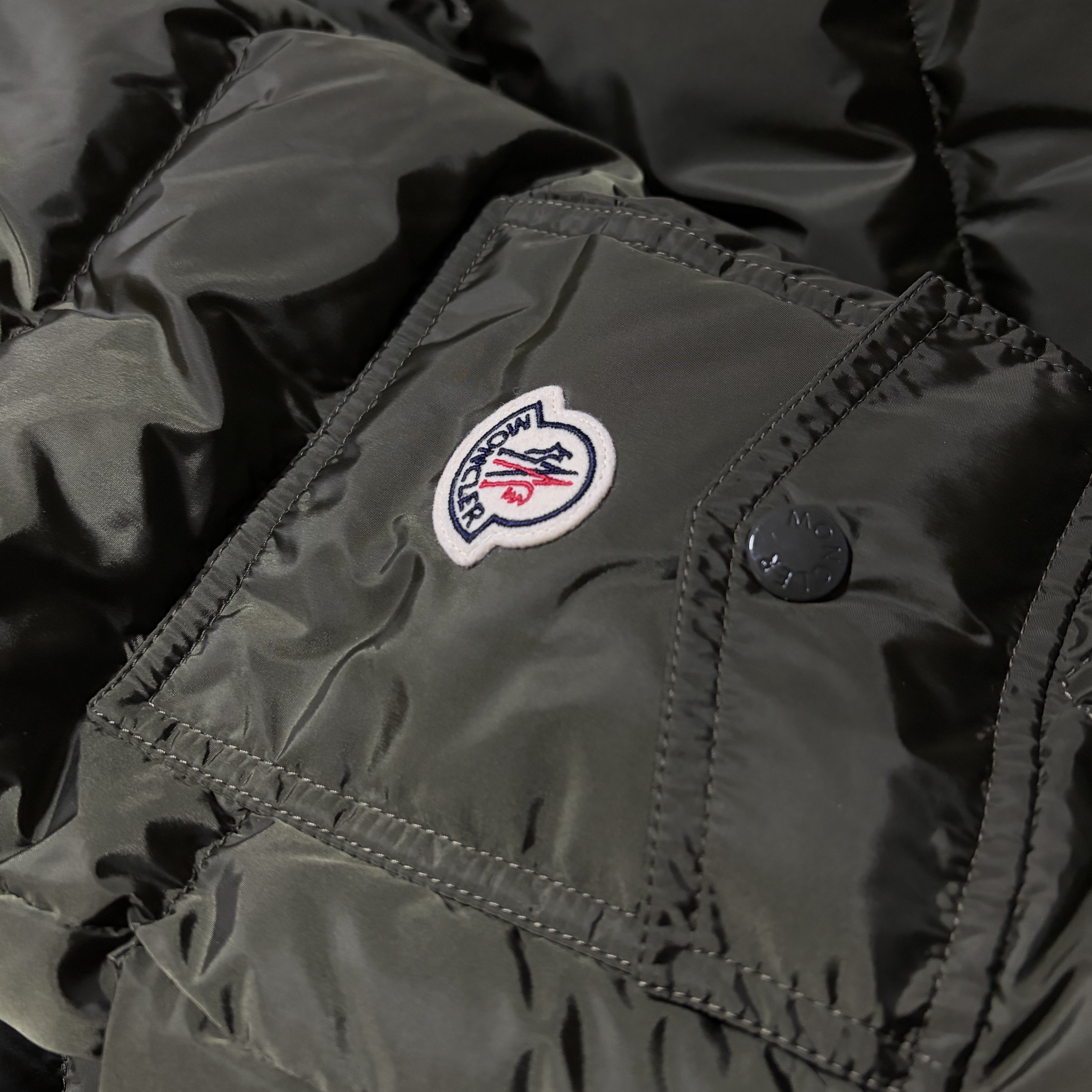 Moncler Maya Hooded Short Down Jacket Olive Green - 25FW 착용 스타일 - 1