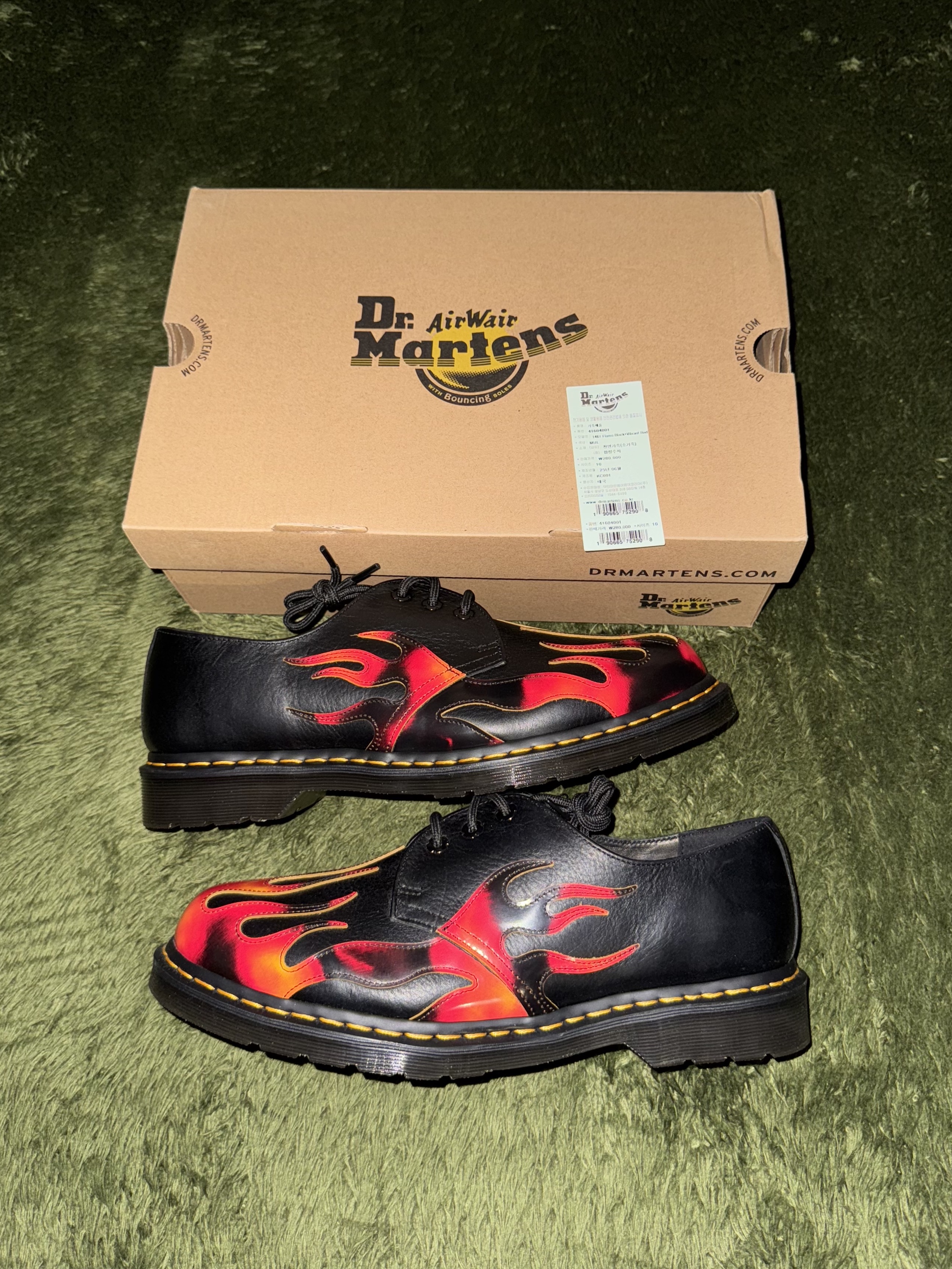 Dr. Martens 1461 Flame Black Vibrant Red DMS Yellow 착용 스타일 - 1