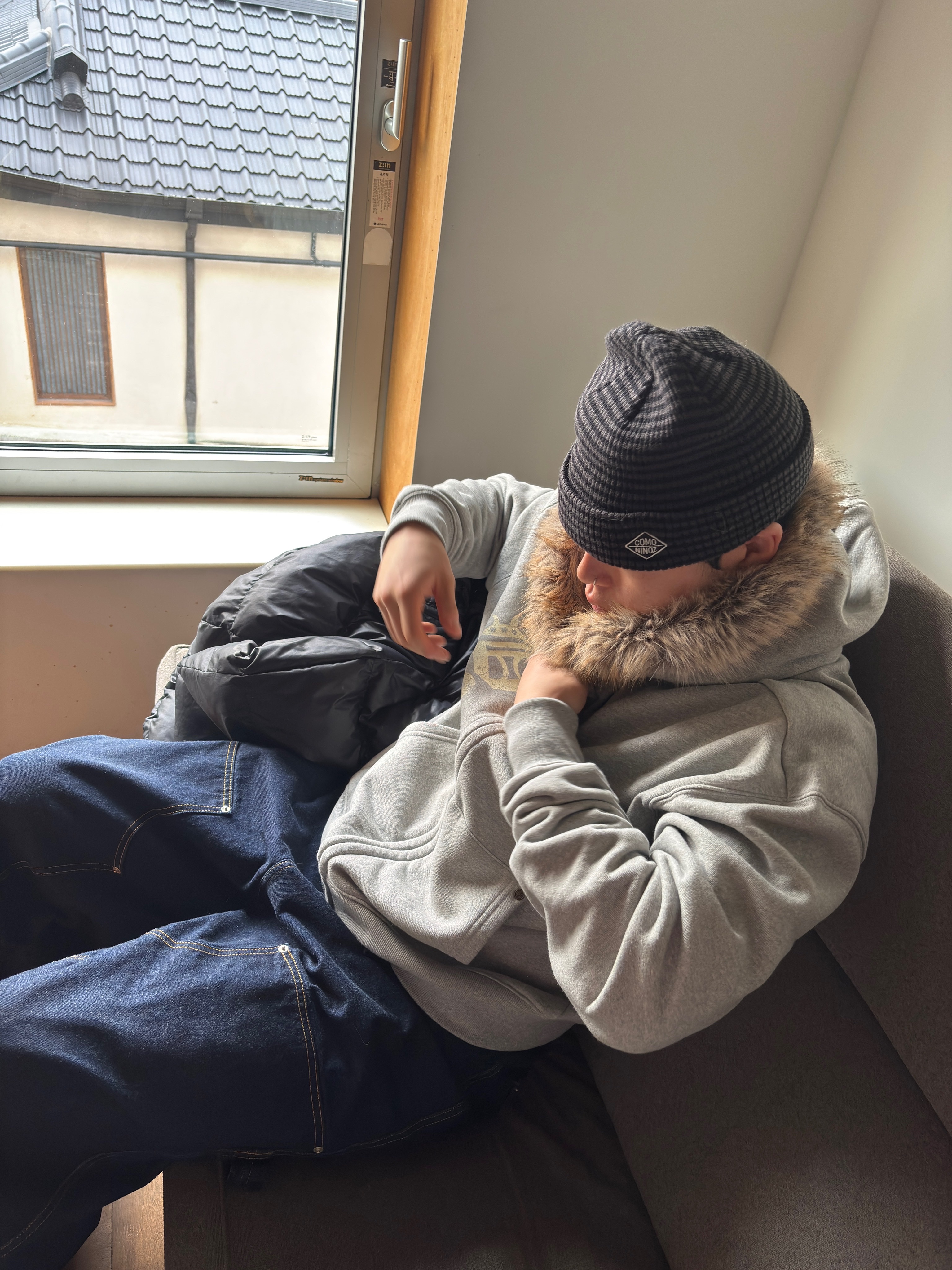 AMOU Fur Hoodie Zip Up Gray 착용 스타일 - 2