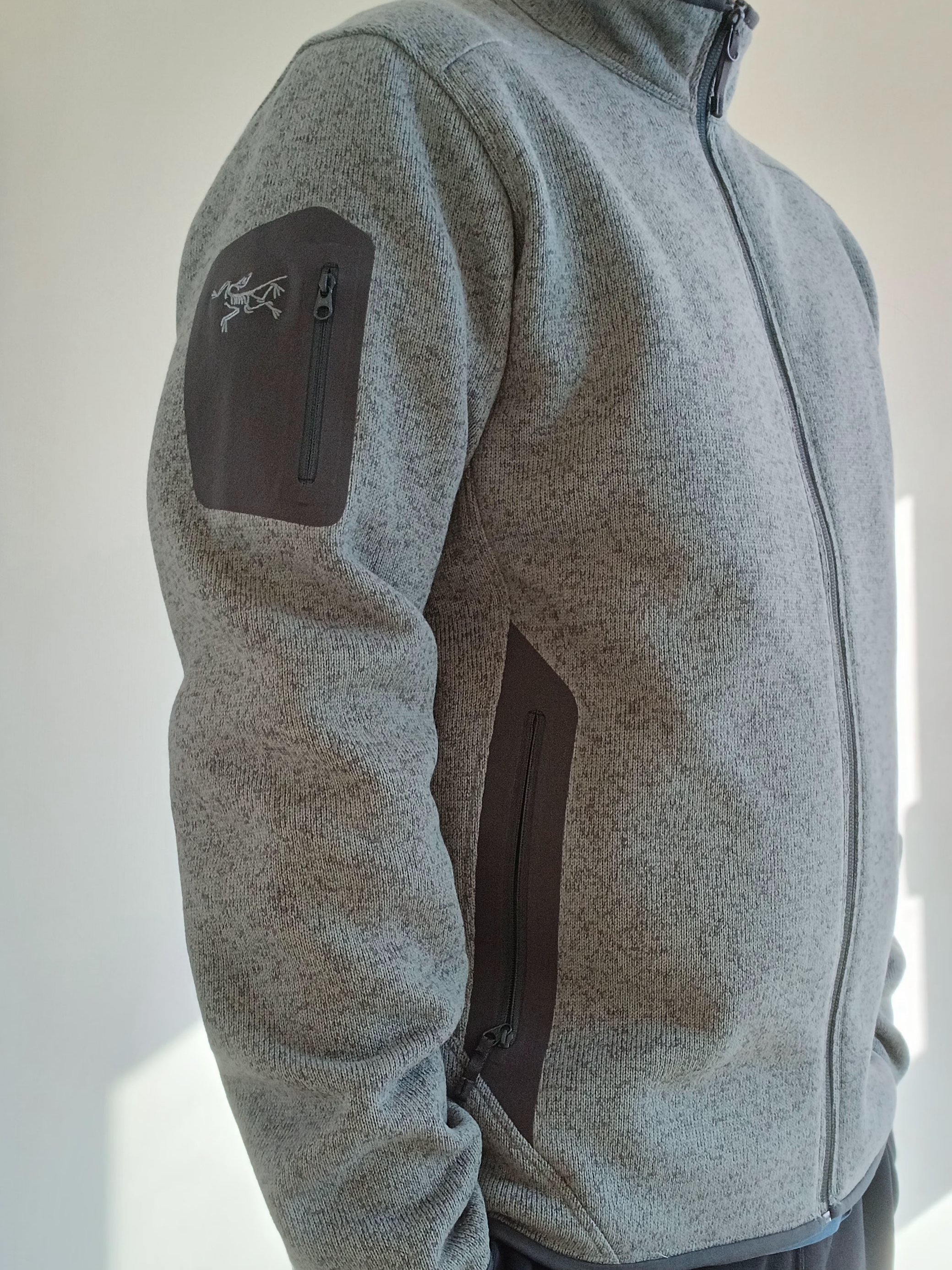 Arc'teryx Kyanite Pants Black, Arc'teryx Covert Cardigan Void Heather Graphite 착용 스타일 - 1