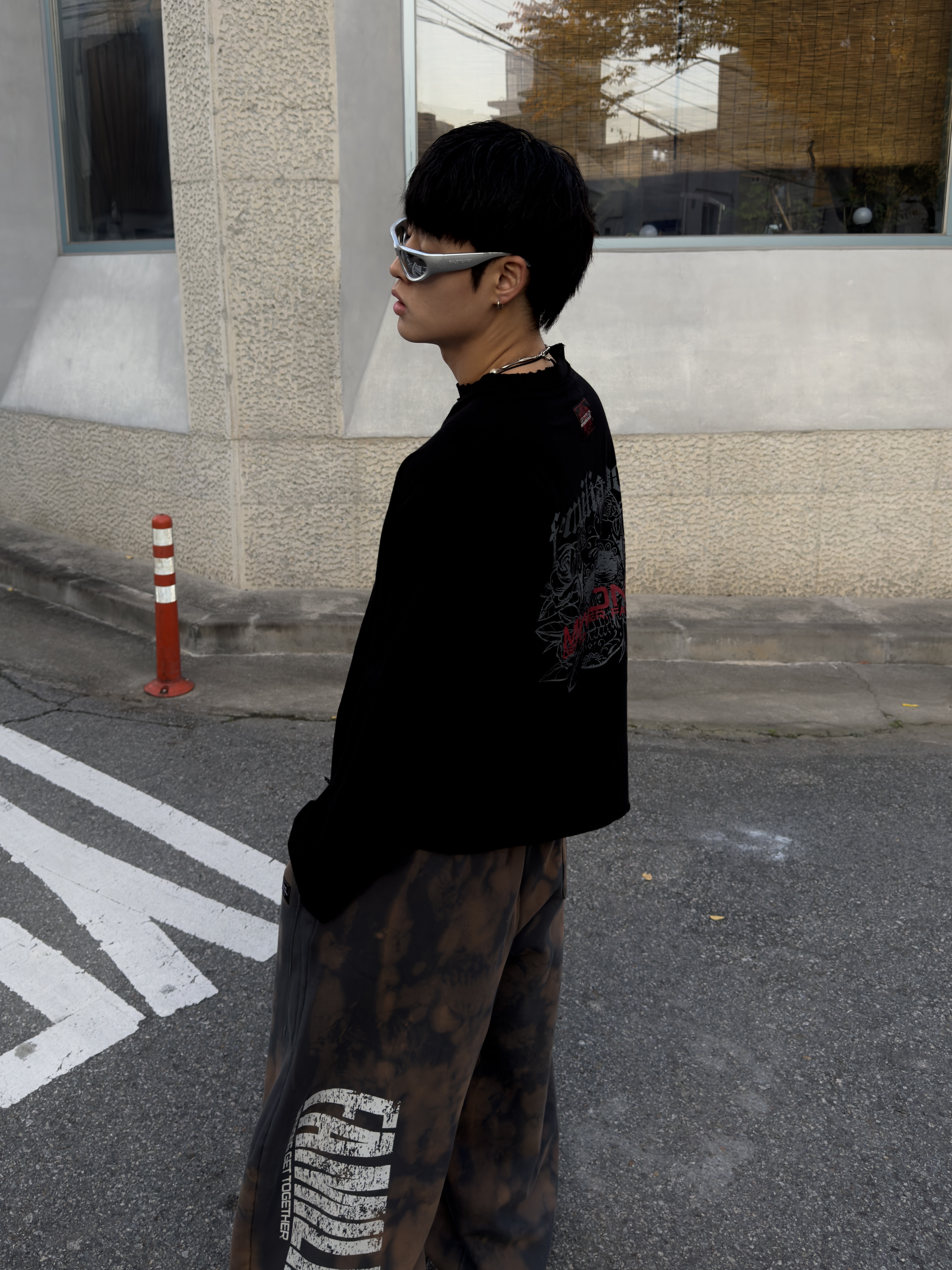 Balenciaga Swift Oval Sunglasses Silver, Nike x Martine Rose Shox MR4 Safety Orange 착용 스타일 - 3