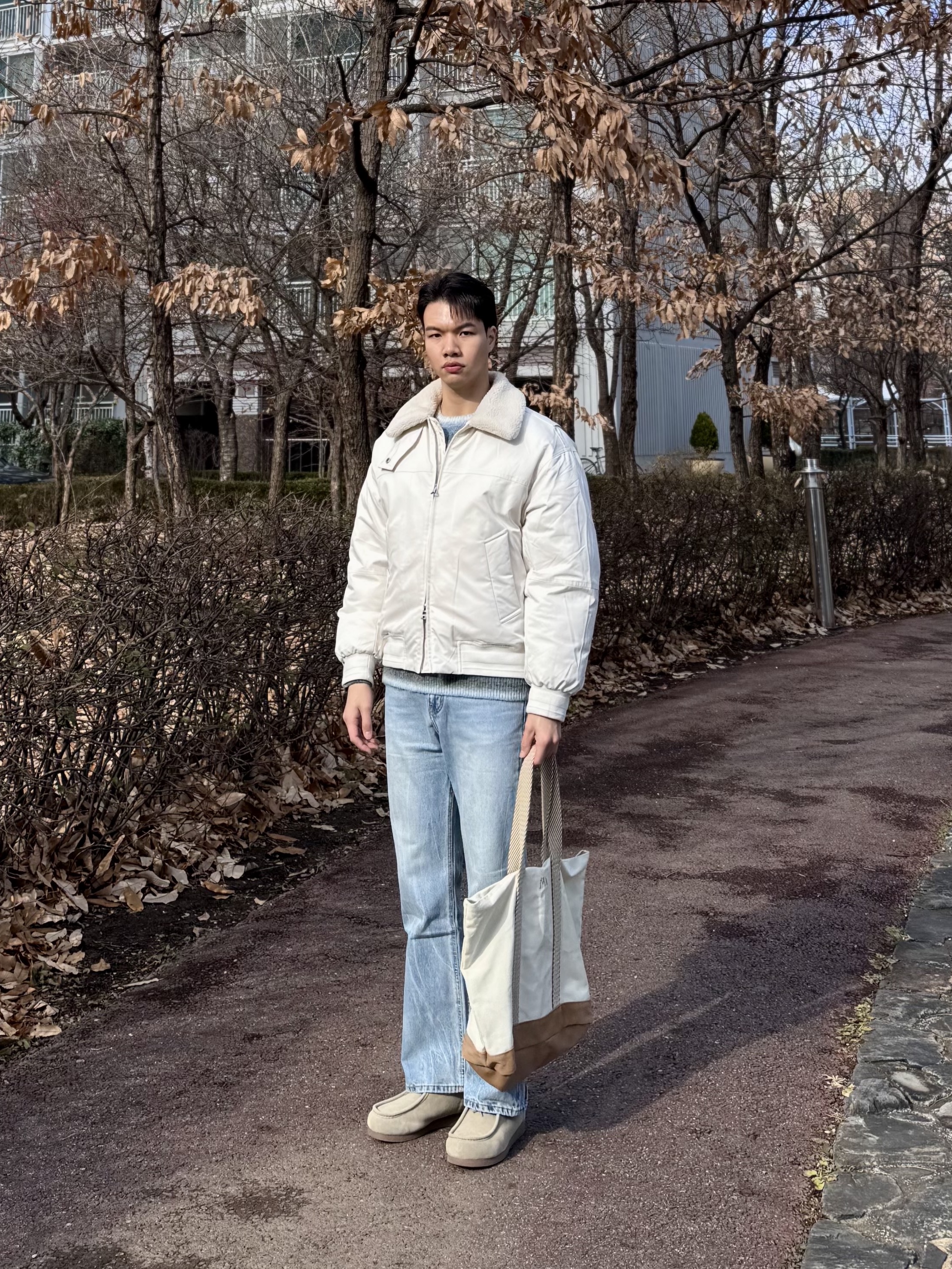 Uniqlo x JW Anderson Canvas Tote Bag Natural 착용 스타일 - 2