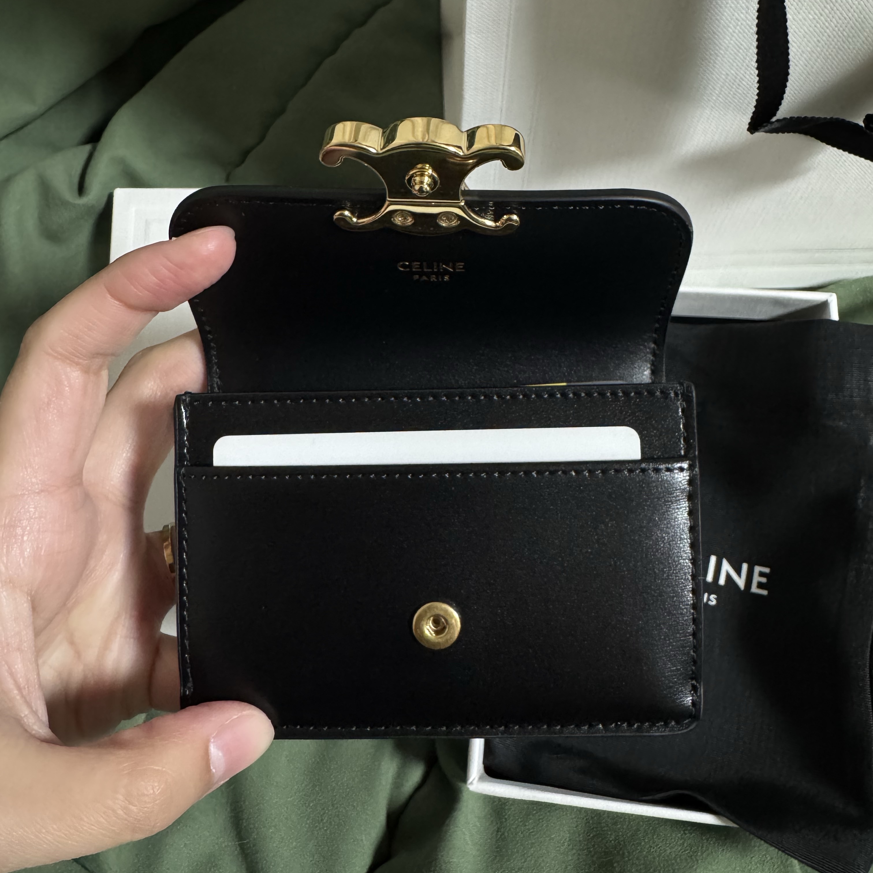 Celine Card Holder with Flap in Shiny Calfskin Black 착용 스타일 - 6