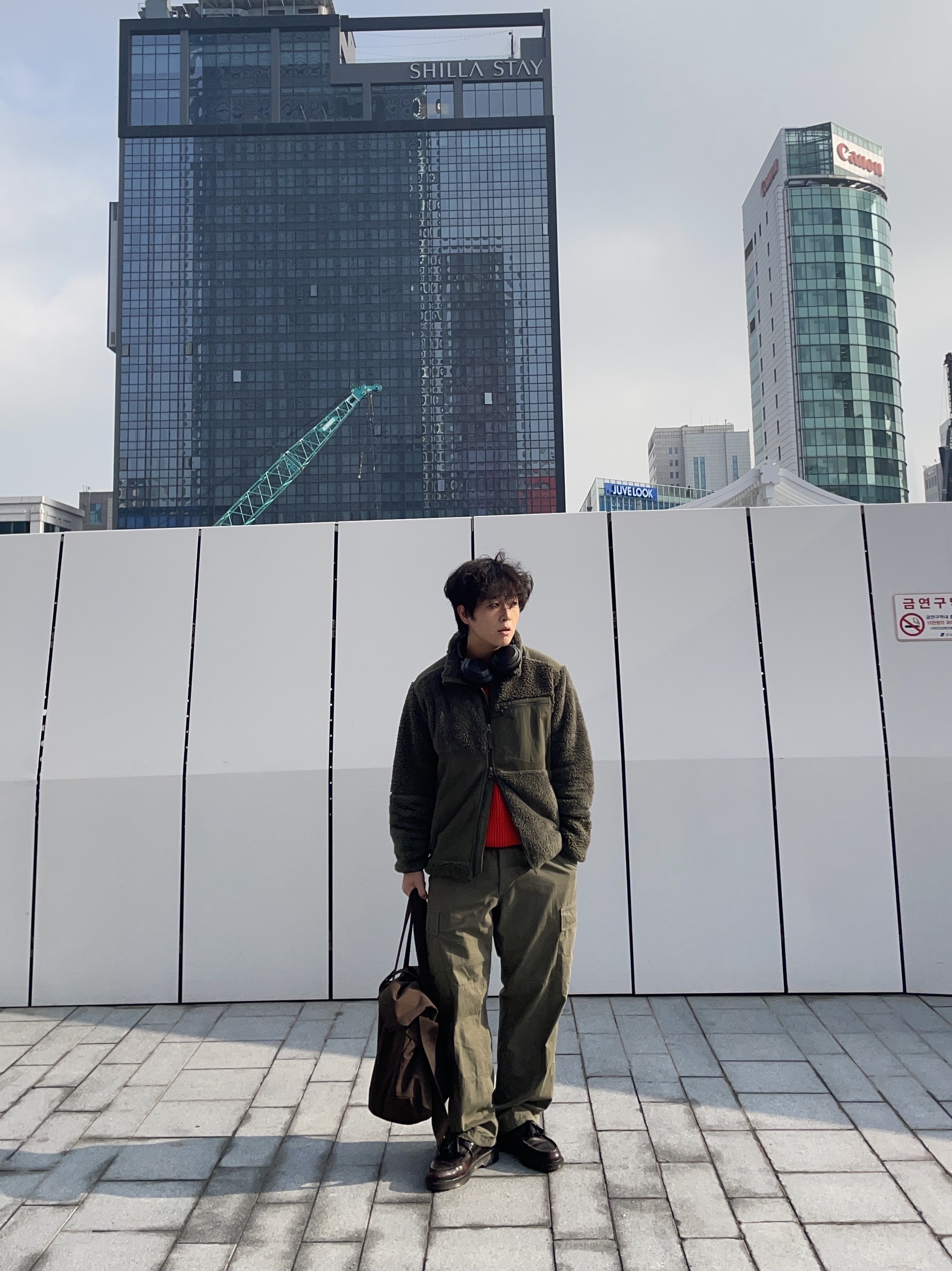 Uniqlo x Engineered Garments Combination Fleece Jacket Olive - JP, Uniqlo U Roll Bag Dark Brown 착용 스타일