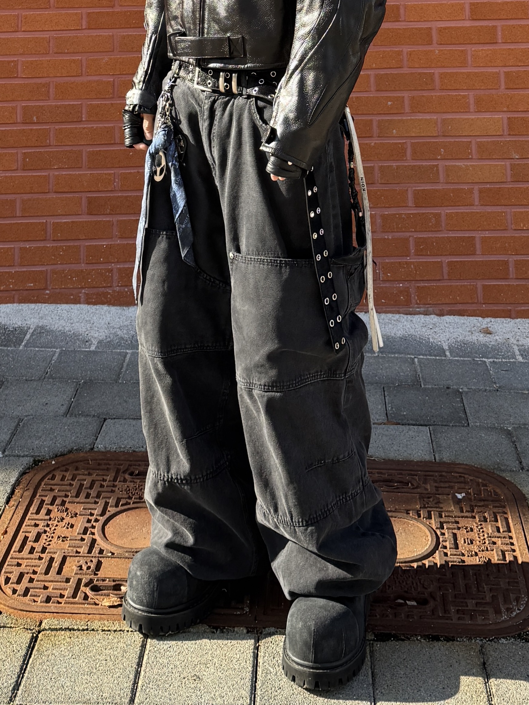 Nonnod Double knee cover pants Vintage black, Balenciaga Stomper Bootie Black 착용 스타일 - 4