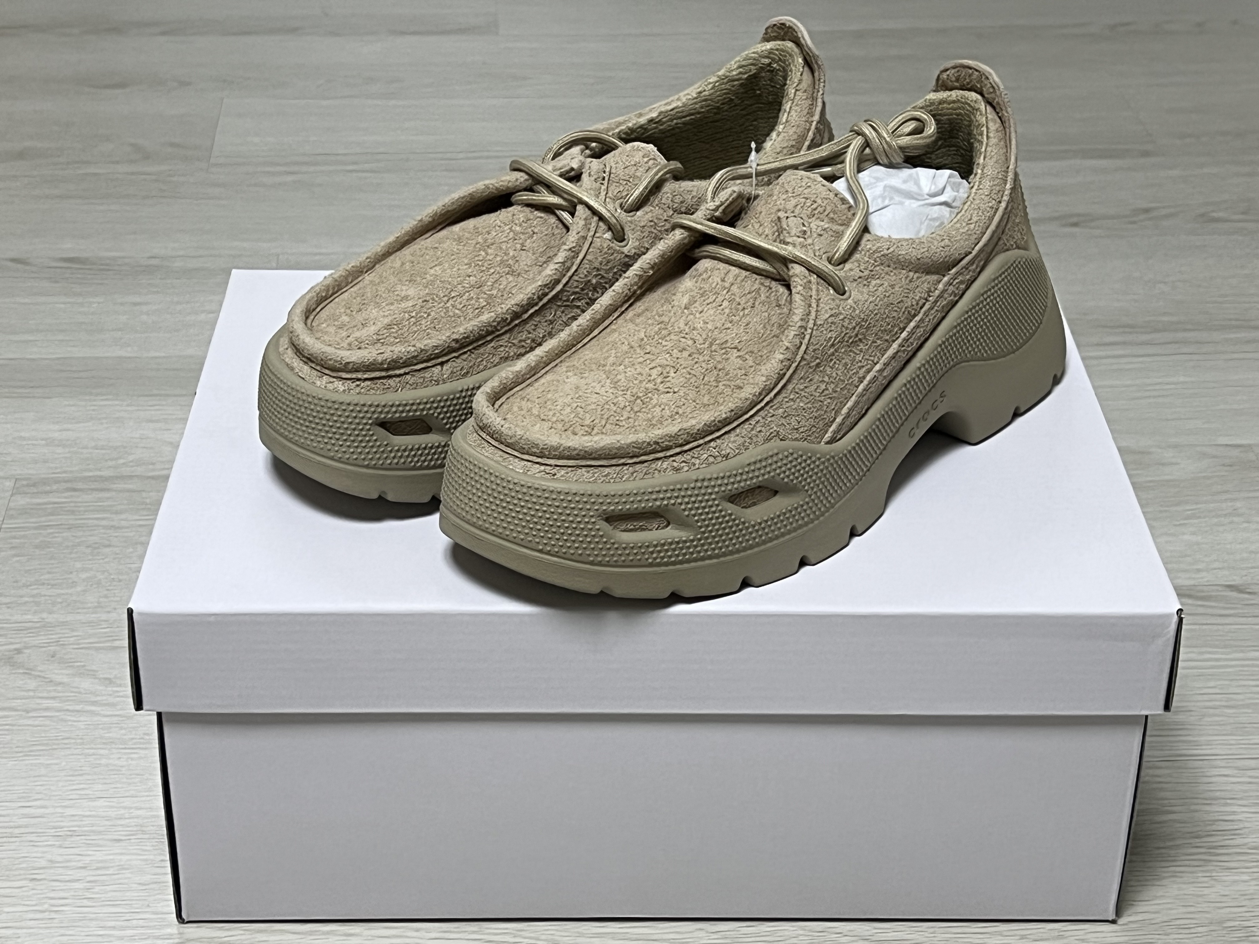 Crocs EXP Gallery Shoe Bark 착용 스타일