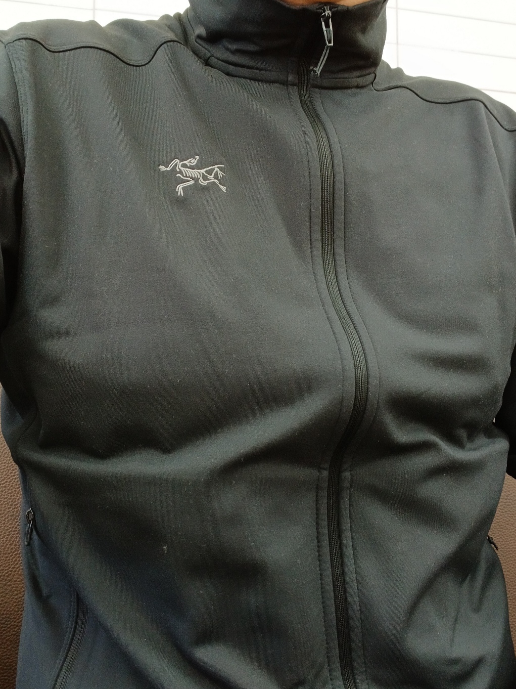 Arc'teryx Kyanite Lightweight Hoody Hoody Black, Arc'teryx Kyanite Lightweight Jacket Black 착용 스타일 - 1