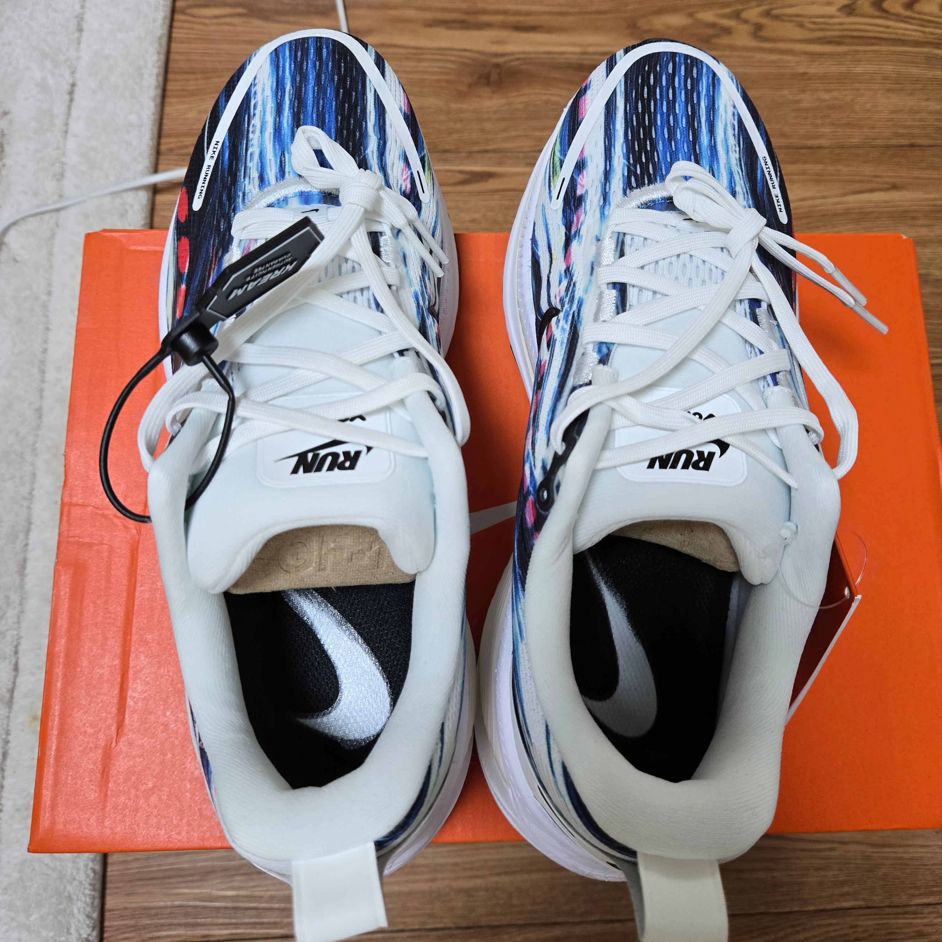 Nike Vomero 18 SE Multicolor White 착용 스타일 - 4