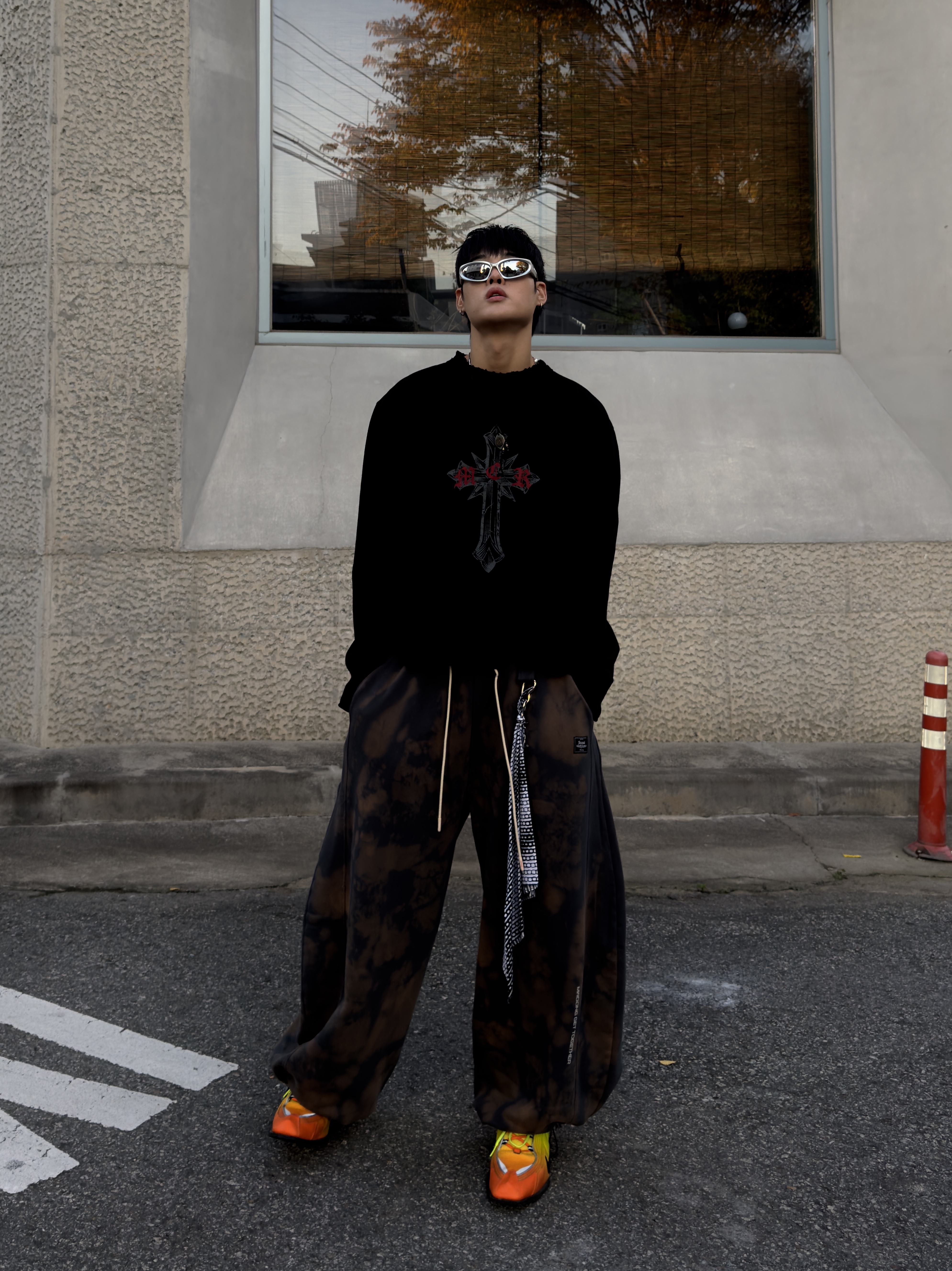 Balenciaga Swift Oval Sunglasses Silver, Nike x Martine Rose Shox MR4 Safety Orange 착용 스타일 - 4