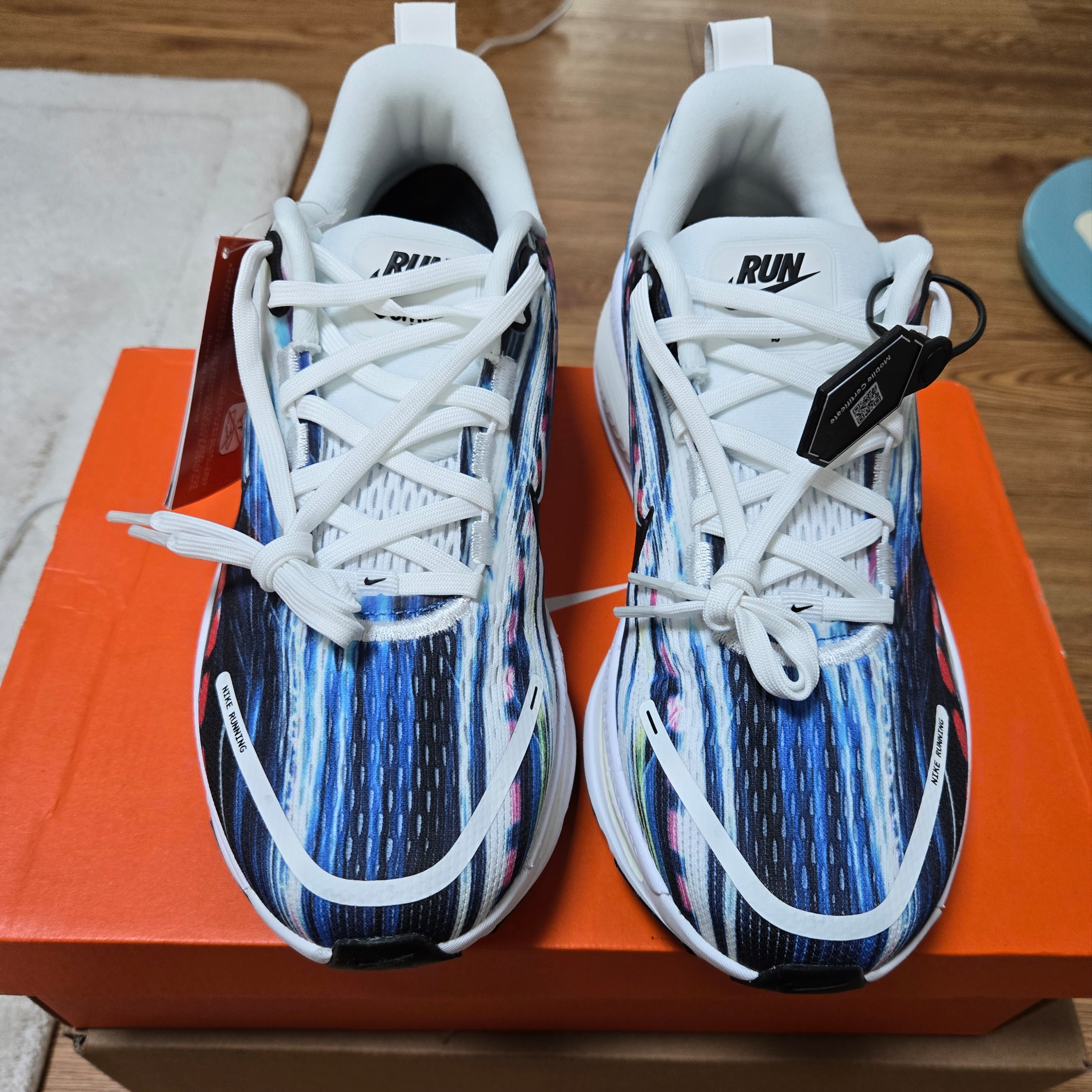 Nike Vomero 18 SE Multicolor White 착용 스타일 - 1